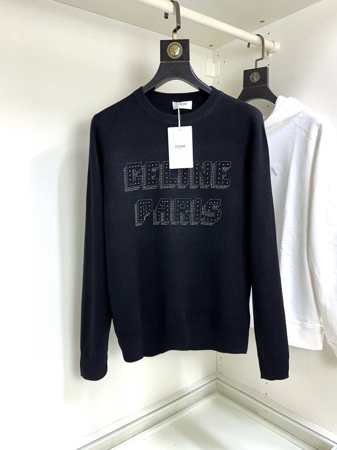 NO:116618,Celine Celine Top long-sleeved round neck versatile sweater is made of real wool blend material, soft and warm, with top anti-pilling performance. It uses imported Japanese island essence seamless computer horizontal machine full curling edge weaving, anyone can easily control it. The fabric is fully customized craftsmanship, the latest logo design of the luxurious classic brand on the chest, which is very high-end and must be entered if you understand the goods!  The style and tailoring are slim styles, which are very exquisite, showing aura and highlighting the exquisiteness of business men. This is the unique feature, the right slim fit, and the upper body effect is very good!  Size XS-L, celine, celine, sweaters, alexander wang19860909Celine 赛琳 顶级长袖圆领百搭毛衣 采用真羊毛混纺材质,柔顺保暖,顶尖抗起球性能.采用进口日本岛精无缝电脑横机全卷边编织任何人都可以轻松驾驭 面料全订制工艺 胸前奢华经典品牌最新logo设计,非常显档次懂货的必须入！版型剪裁属于修身款 非常精致,显气场,又会凸显商务男士的精致,这就是独到之处,恰到好处的修身,上身效果非常赞！尺码XS-L,,celine,celine,sweaters,alexander wang,Men's clothing