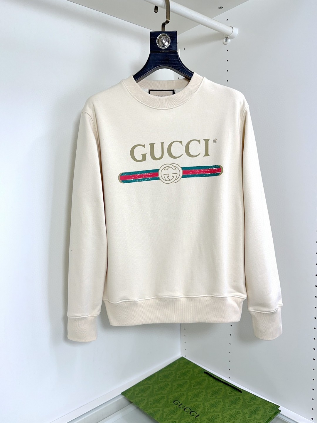 NO:124819,GUCCI High-end S-XL can wear 190 catties top-grade long-sleeved round-neck sweatshirt. High-end customization and versatile style, anyone can easily control the imported Italian fabric. The fabric is fully customized. The latest logo design of the luxurious classic brand on the chest is very high-end. Those who understand goods must enter!  The style and tailoring are slim styles, which are very exquisite, showing aura and highlighting the exquisiteness of business men. This is the unique feature, the right slim fit, and the upper body effect is very good!  Size S-XL, gucci, hoodie, sweatshirts, alexander wang19860909GUCCI 古奇 高版本S-XL可穿190斤顶级长袖圆领卫衣 高级定制百搭款,意大利进口面料任何人都可以轻松驾驭 面料全订制工艺 胸前奢华经典品牌最新logo设计,非常显档次懂货的必须入！版型剪裁属于修身款 非常精致,显气场,又会凸显商务男士的精致,这就是独到之处,恰到好处的修身,上身效果非常赞！尺码S-XL,,gucci,hoodie,sweatshirts,alexander wang,Men's clothing