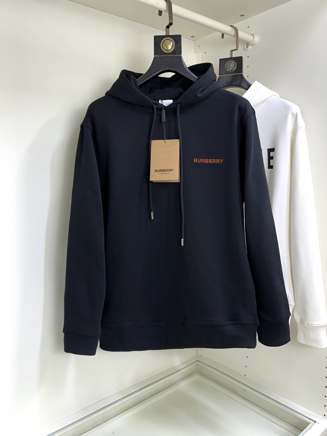 NO:123061,Burberry High-end S-XL Size 190 catties, top-grade long-sleeved hooded three-dimensional embroidered sweatshirt with high-end customization and versatile style, imported Italian fabrics can be easily controlled by anyone. The fabric is fully customized craftsmanship, the latest logo design of the luxurious classic brand on the chest, which is very high-end and must be entered if you understand the goods!  The style and tailoring are slim styles, which are very exquisite, showing aura and highlighting the exquisiteness of business men. This is the unique feature, the right slim fit, and the upper body effect is very good!  , burberry,burberry,hoodie,sweatshirts,hats,alexander wang19860909Burberry 巴宝莉 高版本 尺码S-XL 可穿190斤 顶级长袖连帽立体刺绣卫衣高级定制百搭款,意大利进口面料任何人都可以轻松驾驭 面料全订制工艺 胸前奢华经典品牌最新logo设计,非常显档次懂货的必须入！版型剪裁属于修身款 非常精致,显气场,又会凸显商务男士的精致,这就是独到之处,恰到好处的修身,上身效果非常赞！,,burberry,burberry,hoodie,sweatshirts,hats,alexander wang,Men's clothing