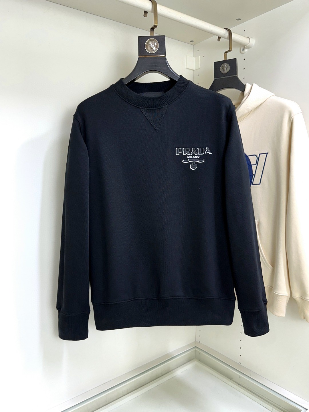 NO:116615,Prada High-version S-XL Top-grade long-sleeved round-neck sweatshirt, high-end custom-made and versatile style, imported Italian fabrics can be easily controlled by anyone. The fabric is fully customized craftsmanship, the latest logo design of the luxurious classic brand on the chest, which is very high-end and must be entered if you understand the goods!  The style and tailoring are slim styles, which are very exquisite, showing aura and highlighting the exquisiteness of business men. This is the unique feature, the right slim fit, and the upper body effect is very good!  , prada, prada, hoodie, sweatshirts, alexander wang19860909Prada 普拉达 高版本 码数S-XL 顶级长袖圆领卫衣 高级定制百搭款,意大利进口面料任何人都可以轻松驾驭 面料全订制工艺 胸前奢华经典品牌最新logo设计,非常显档次懂货的必须入！版型剪裁属于修身款 非常精致,显气场,又会凸显商务男士的精致,这就是独到之处,恰到好处的修身,上身效果非常赞！,,prada,prada,hoodie,sweatshirts,alexander wang,Men's clothing