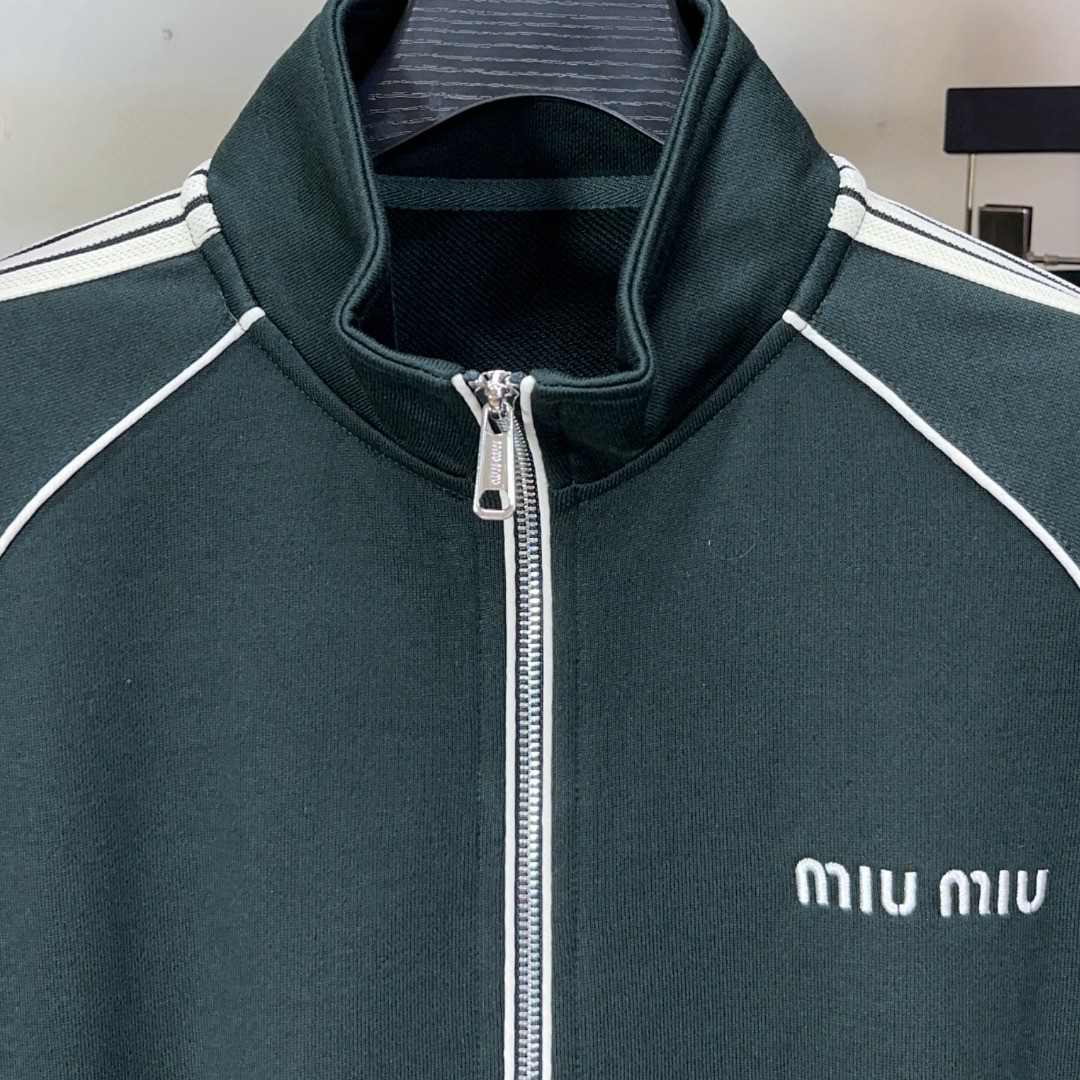  🐮 狠货来袭 🐮  MiuMiu 缪缪 🔥🤴🏻 新款 专注官网原版 全新爆款开衫套装 原版11🇭🇰倾注