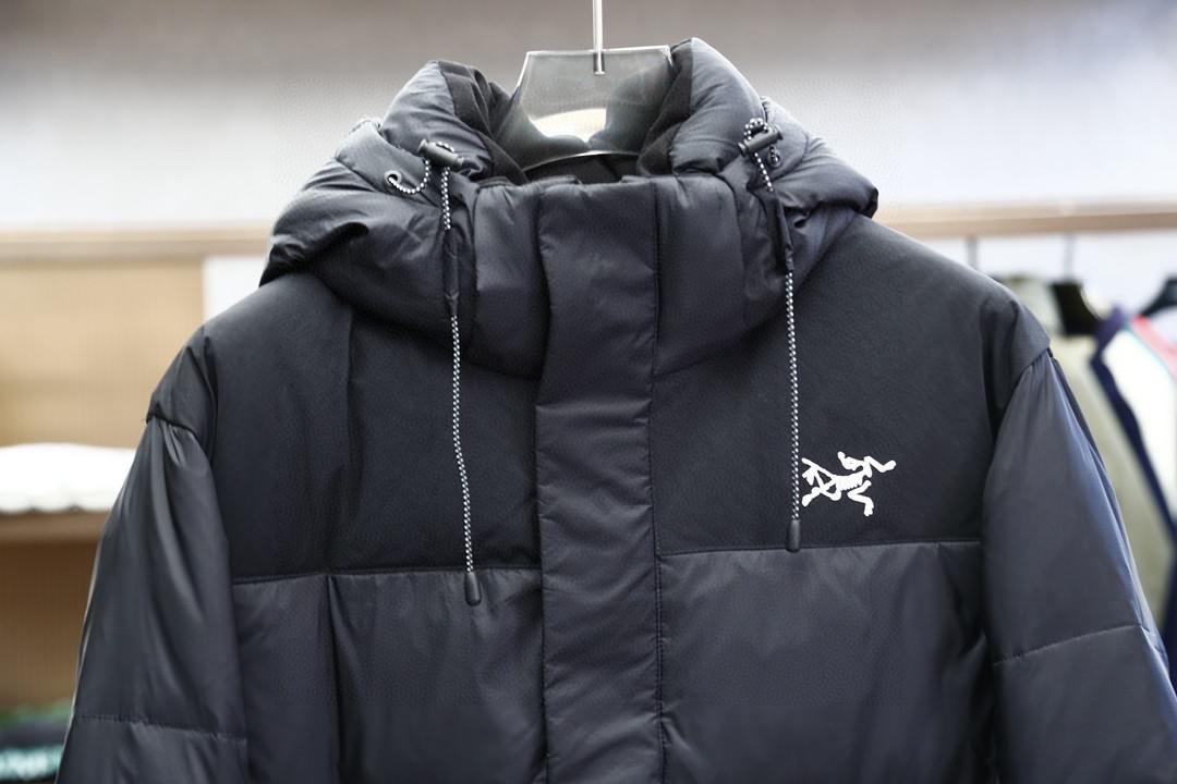 🔥🔥  始祖鸟 兴独家专供秋冬新款连帽羽绒服，秋冬贸易公司渠道稀出，降温天气必备的保暖单品，胸前拼接加刺