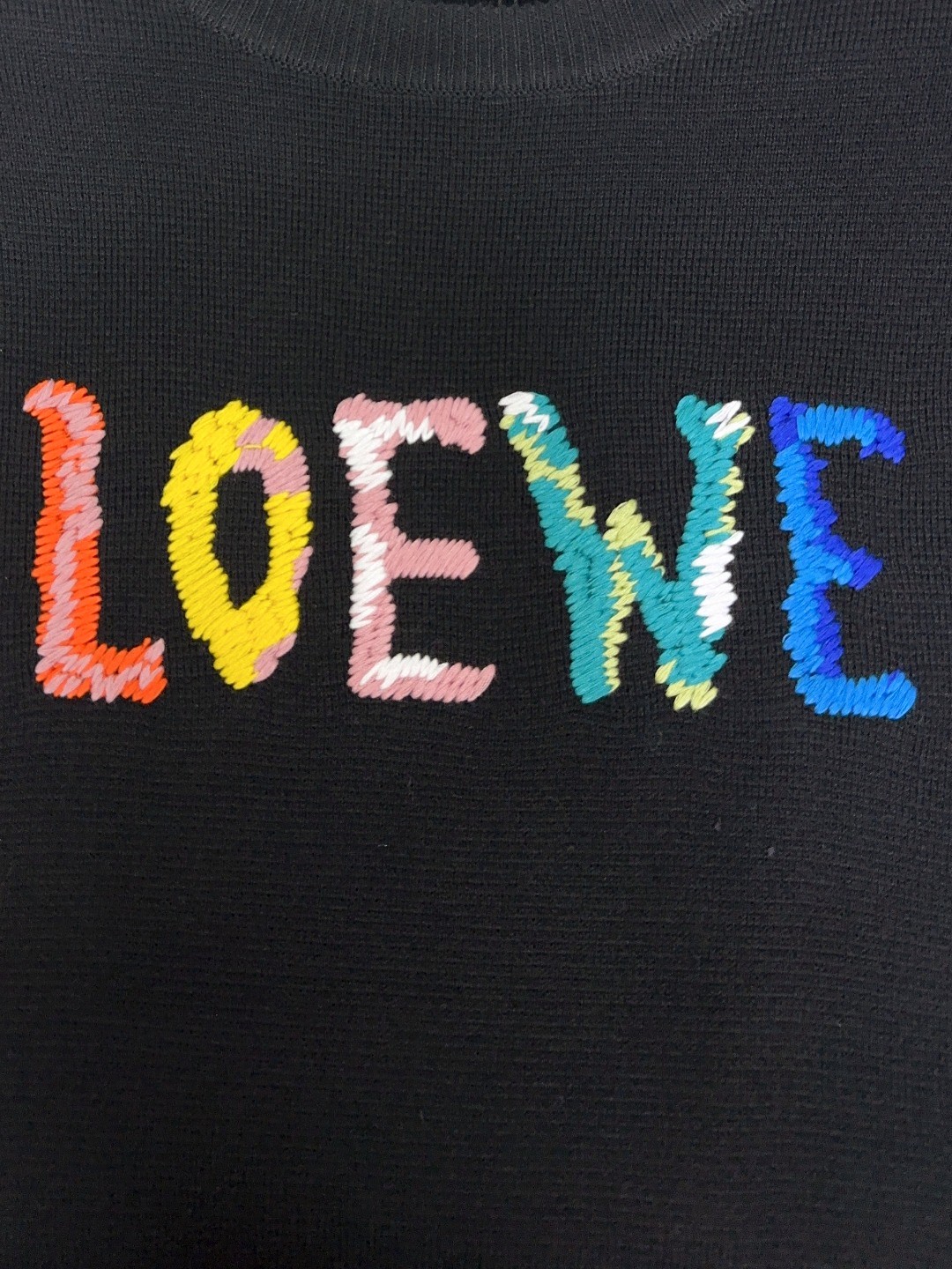 🔥🔥  🐮 Loewe 罗意威 🔥🆕顶级长袖圆领百搭毛衣 👍采用100%真羊毛混纺材质，柔顺保暖，顶尖抗