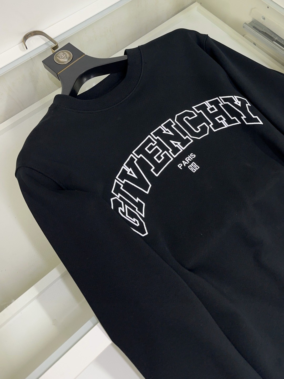 🔥🔥  Givenchy 纪梵希 秋季经典圆领卫衣！ 经典永不过时 细看工艺采用皮绣的工艺呈现，时尚潮流