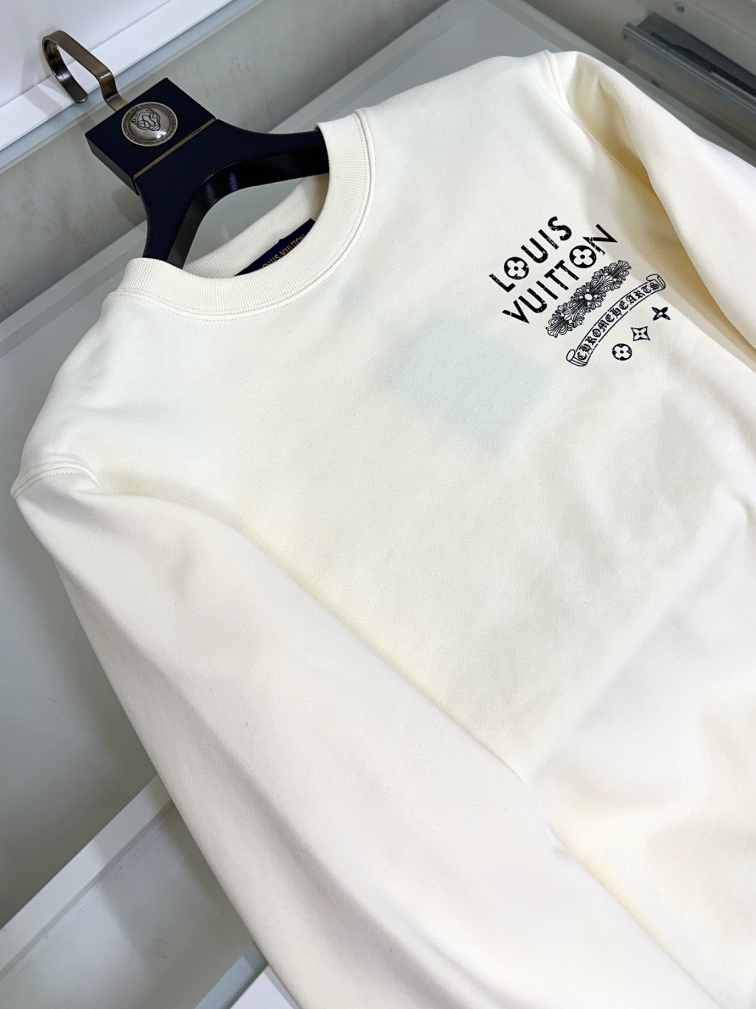 🔥🔥 🐮 LV 路易威登 🔥🆕顶级长袖圆领立体刺绣卫衣🔥高级定制百搭款，意大利进口面料🐮任何人都可以轻松