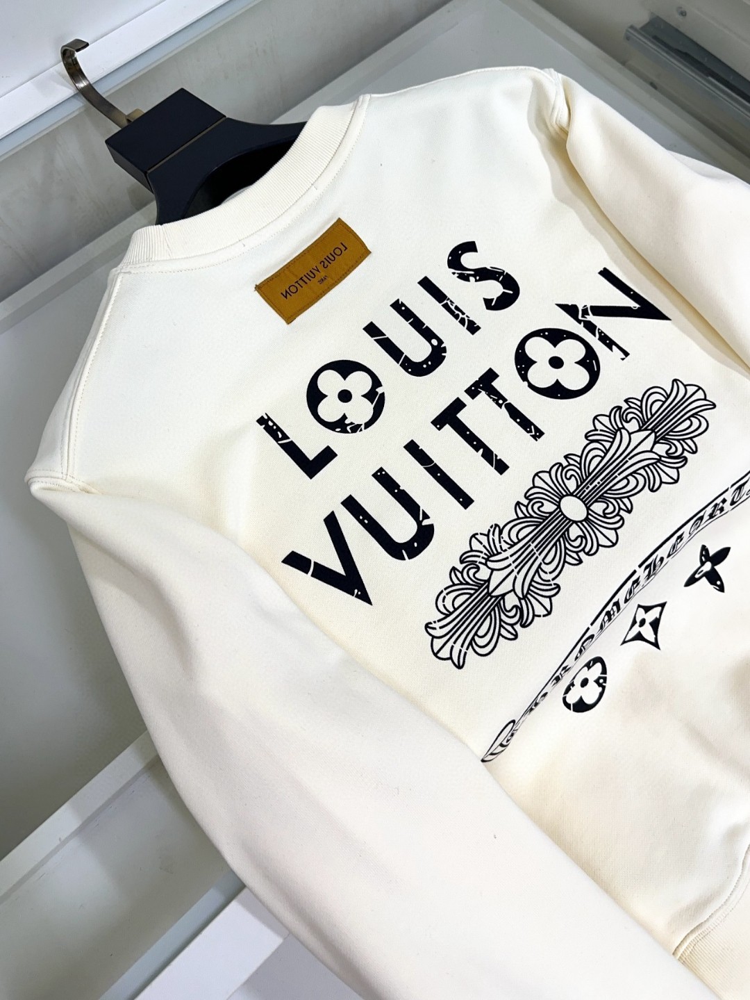 🔥🔥 🐮 LV 路易威登 🔥🆕顶级长袖圆领立体刺绣卫衣🔥高级定制百搭款，意大利进口面料🐮任何人都可以轻松