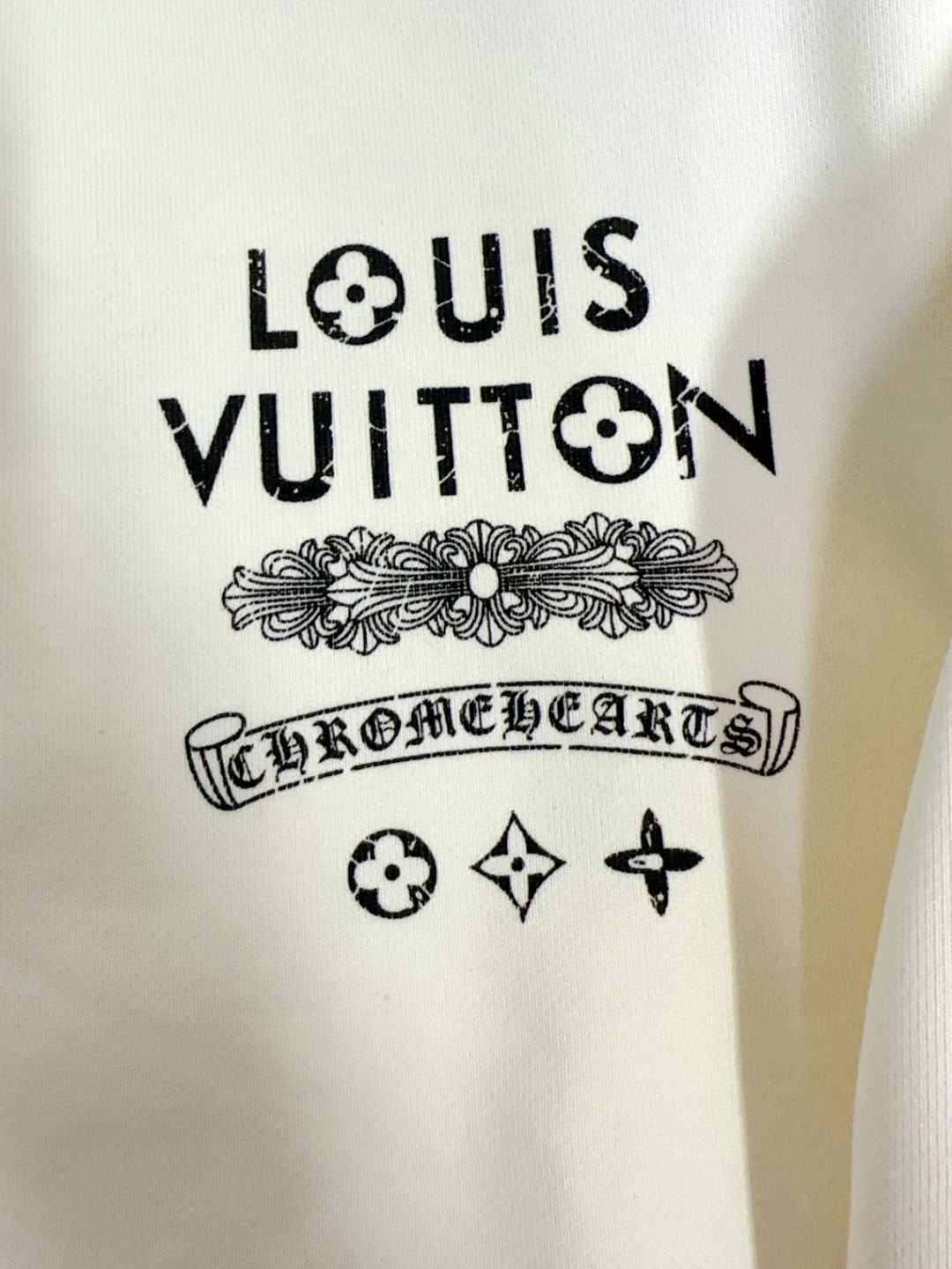 🔥🔥 🐮 LV 路易威登 🔥🆕顶级长袖圆领立体刺绣卫衣🔥高级定制百搭款，意大利进口面料🐮任何人都可以轻松