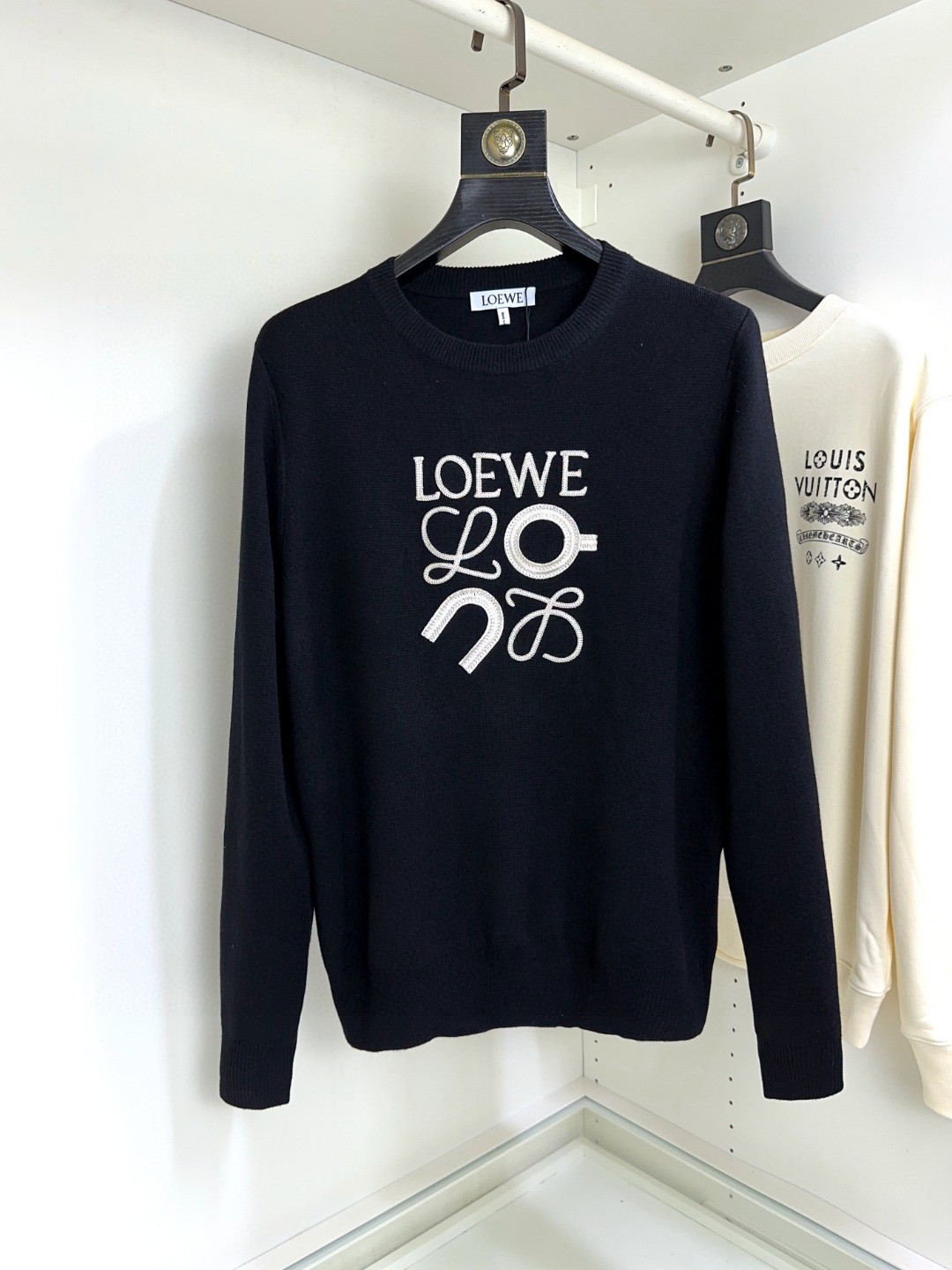 🔥🔥 🐮 Loewe 罗意威 🔥🆕顶级长袖圆领百搭毛衣 👍采用100%真羊毛混纺材质，柔顺保暖，顶尖抗起