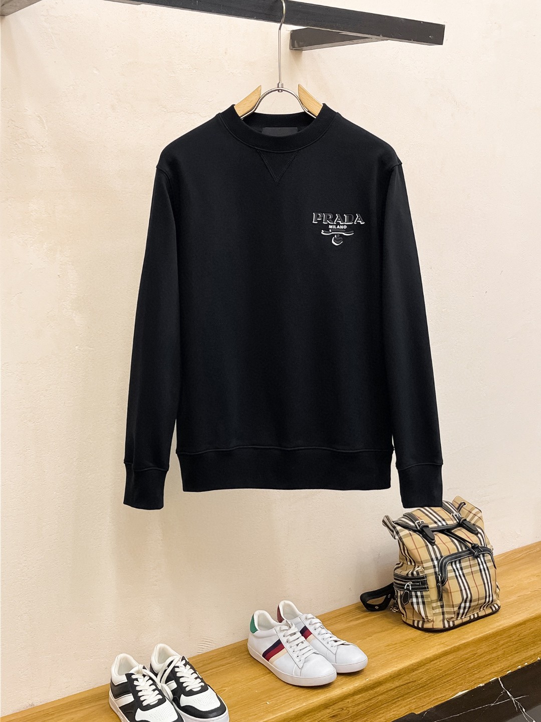 NO:116590,Prada Top version Latest sweatshirt, exclusive for sale!  Original reproduction, exclusive design, super craftsmanship!  Extremely luxurious!  Excellent style!  Size S-XL, prada, hoodie, sweatshirts, alexander wang19860909普拉达 顶级版本 最新款卫衣,独家发售！原版复刻,独家设计,超强工艺！极其奢华！版型超赞！ 尺码 S-XL,,prada,hoodie,sweatshirts,alexander wang,Men's clothing