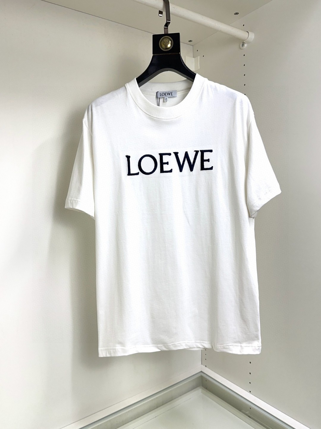 NO:124835,Loewe, Fat Brother Gospel Maximum XL can wear 200 kilograms high-end version, top round neck, casual short-sleeved high-end custom versatile style, anyone can easily control it, full custom fabric craftsmanship, the latest logo design of the luxurious classic brand on the chest, very high-end, those who understand goods must enter!  The style and tailoring are slim styles, which are very exquisite, showing aura and highlighting the exquisiteness of business men. This is the unique feature, the right slim fit, and the upper body effect is very good!  Size XS-XL (counter code is equivalent to M-3XL), loewe,loewe,T-shirt,alexander wang19860909Loewe 罗意威 胖哥福音最大XL可穿200斤高版本 顶级圆领休闲短袖高级定制百搭款式 任何人都可以轻松驾驭 面料全订制工艺 胸前奢华经典品牌最新logo设计,非常显档次懂货的必须入！版型剪裁属于修身款 非常精致,显气场,又会凸显商务男士的精致,这就是独到之处,恰到好处的修身,上身效果非常赞！尺码XS-XL（专柜码等同M-3XL）,,loewe,loewe,T-shirt,alexander wang,Men's clothing