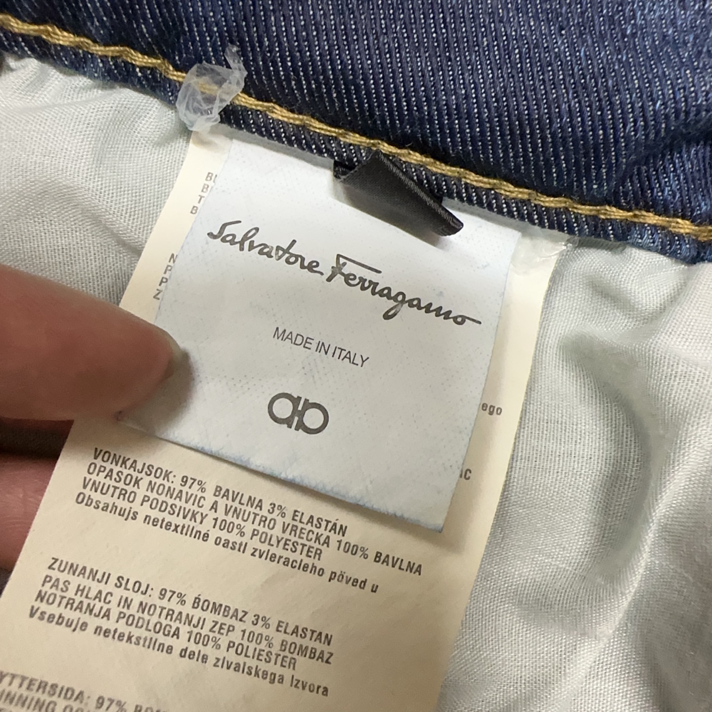 🐂 🌟 菲拉格慕 🔥 新款新品 专柜有售 实体店极品牛仔裤🐂专柜原版11好货，适合各个年龄段。市场最高版