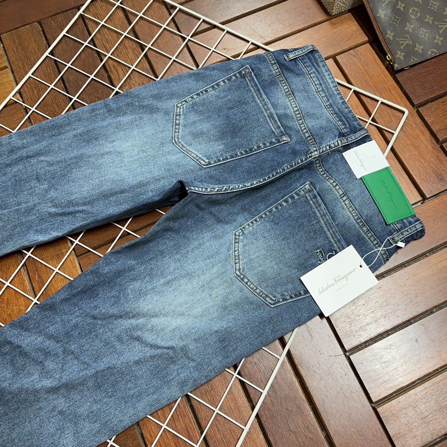 🐂 🌟 菲拉格慕 🔥 新款新品 专柜有售 实体店极品牛仔裤🐂专柜原版11好货，适合各个年龄段。市场最高版
