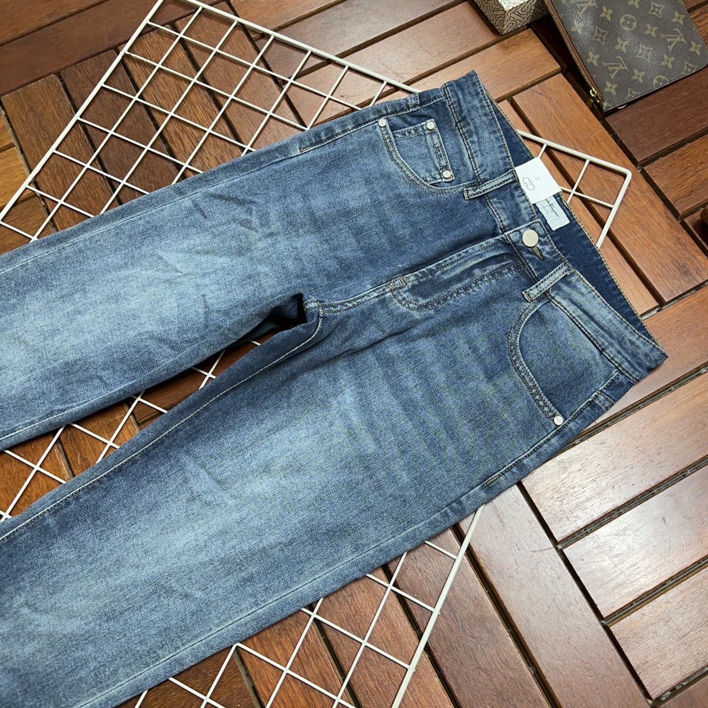 🐂 🌟 菲拉格慕 🔥 新款新品 专柜有售 实体店极品牛仔裤🐂专柜原版11好货，适合各个年龄段。市场最高版