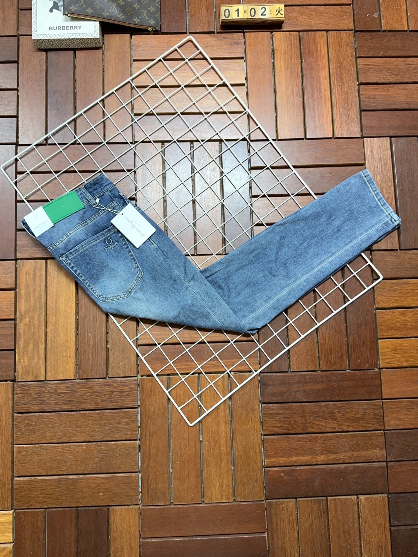🐂 🌟 菲拉格慕 🔥 新款新品 专柜有售 实体店极品牛仔裤🐂专柜原版11好货，适合各个年龄段。市场最高版