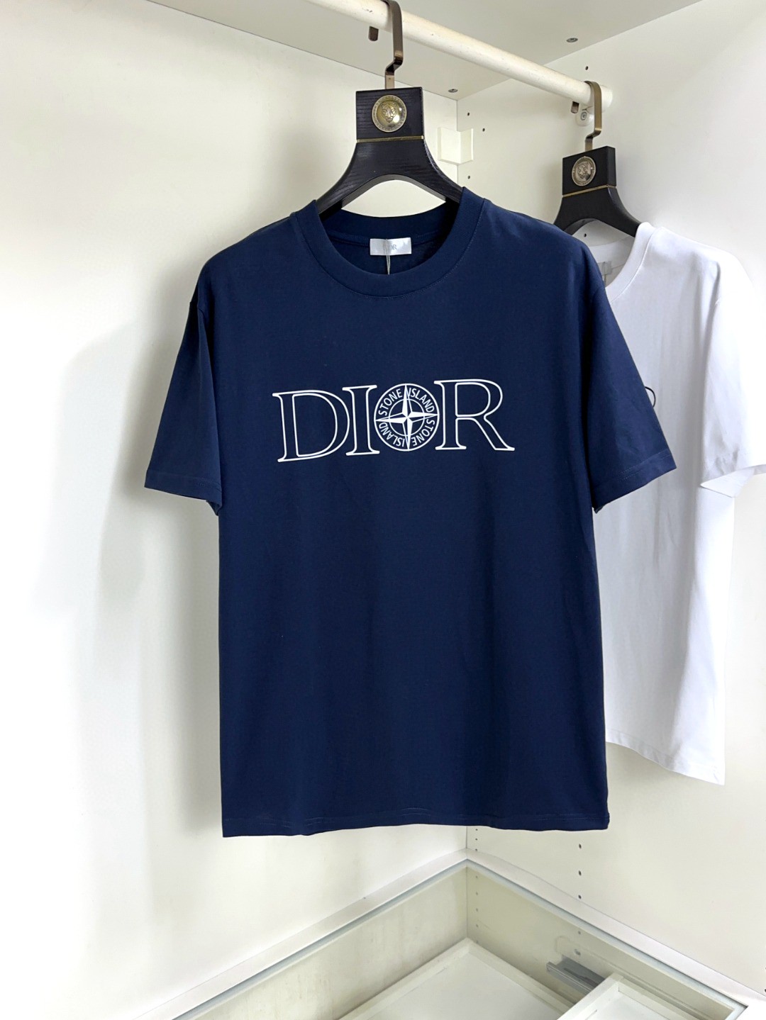 NO:124838,Dior top round neck casual short sleeve high-end custom versatile styles that anyone can easily control. The fabric is fully customized craftsmanship, the latest logo design of the luxurious classic brand on the chest, which is very high-end and must be entered if you understand the goods!  The style and tailoring are slim styles, which are very exquisite, showing aura and highlighting the exquisiteness of business men. This is the unique feature, the right slim fit, and the upper body effect is very good!  Size S-XL can wear 190 catties,dior,dior,T-shirt,alexander wang19860909Dior迪奥 顶级圆领休闲短袖高级定制百搭款式 任何人都可以轻松驾驭 面料全订制工艺 胸前奢华经典品牌最新logo设计,非常显档次懂货的必须入！版型剪裁属于修身款 非常精致,显气场,又会凸显商务男士的精致,这就是独到之处,恰到好处的修身,上身效果非常赞！尺码S-XL 可穿190斤,,dior,dior,T-shirt,alexander wang,Men's clothing