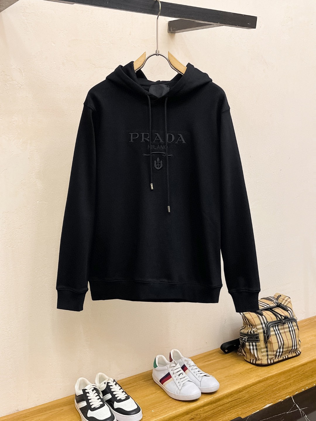 NO:116593,Prada Top version Latest sweatshirt hooded, exclusively available!  Original reproduction, exclusive design, super craftsmanship!  Extremely luxurious!  Excellent style!  Size S-XL, prada, hoodie, sweatshirts,hats,alexander wang19860909普拉达 顶级版本 最新款卫衣连帽 ,独家发售！原版复刻,独家设计,超强工艺！极其奢华！版型超赞！ 尺码 S-XL,,prada,hoodie,sweatshirts,hats,alexander wang,Men's clothing