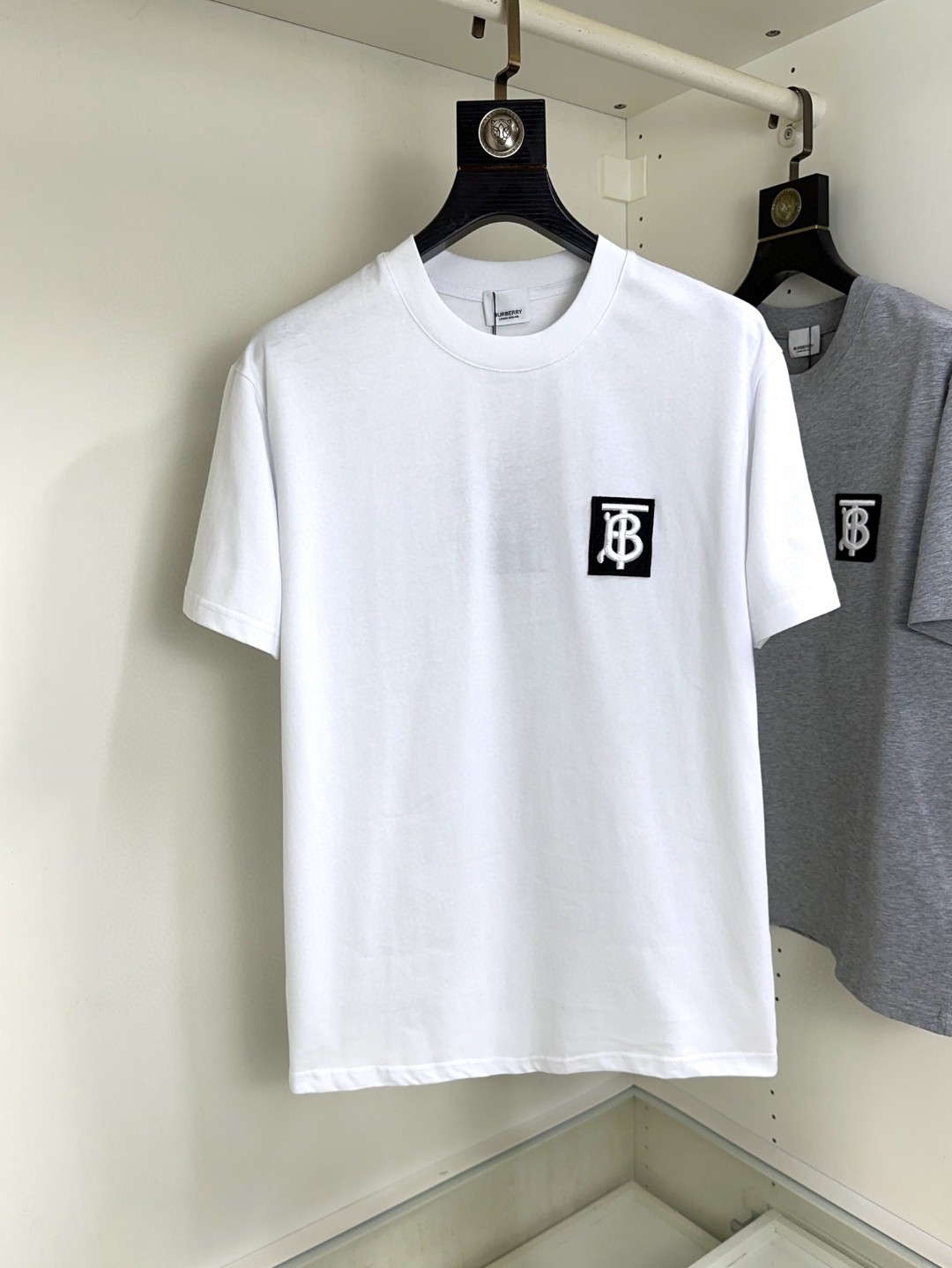 NO:116638,Burberry Top round neck, casual short-sleeved high-end custom versatile style, anyone can easily control it. The fabric is fully customized craftsmanship, the latest logo design of the luxurious classic brand on the chest, which is very high-end and those who understand the goods must enter!  The style and tailoring are slim styles, which are very exquisite, showing aura and highlighting the exquisiteness of business men. This is the unique feature, the right slim fit, and the upper body effect is very good!  Size S-XL can wear 190 catties, burberry, burberry, T-shirt, alexander wang19860909Burberry巴宝莉 顶级圆领休闲短袖高级定制百搭款式 任何人都可以轻松驾驭 面料全订制工艺 胸前奢华经典品牌最新logo设计,非常显档次懂货的必须入！版型剪裁属于修身款 非常精致,显气场,又会凸显商务男士的精致,这就是独到之处,恰到好处的修身,上身效果非常赞！尺码S-XL 可穿190斤,,burberry,burberry,T-shirt,alexander wang,Men's clothing