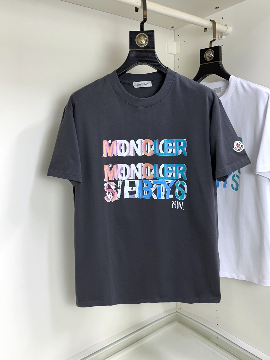 NO:116623,Moncler masked top round neck casual short sleeve high-end custom versatile styles that anyone can easily control. Fully customized fabric craftsmanship, the latest logo design of luxury classic brand on the chest, which is very high-end and must be entered if you understand the goods!  The style and tailoring are slim styles, which are very exquisite, showing aura and highlighting the exquisiteness of business men. This is the unique feature, the right slim fit, and the upper body effect is very good!  Size S-XL can wear 190 catties, christian louboutin, Moncler, T-shirt, alexander wang19860909Moncler 蒙口 顶级圆领休闲短袖高级定制百搭款式 任何人都可以轻松驾驭 面料全订制工艺 胸前奢华经典品牌最新logo设计,非常显档次懂货的必须入！版型剪裁属于修身款 非常精致,显气场,又会凸显商务男士的精致,这就是独到之处,恰到好处的修身,上身效果非常赞！尺码S-XL 可穿190斤,,christian louboutin,Moncler,T-shirt,alexander wang,Men's clothing