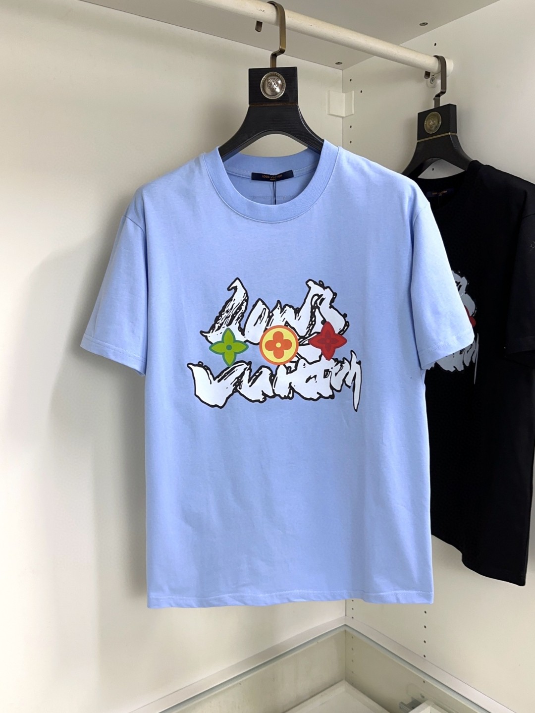 NO:116626,LV Louis Vuitton Top round neck casual short sleeve high-end custom versatile styles that anyone can easily control. Fully customized fabric craftsmanship, the latest logo design of luxury classic brand on the chest, which is very high-end and must be entered if you understand the goods!  The style and tailoring are slim styles, which are very exquisite, showing aura and highlighting the exquisiteness of business men. This is the unique feature, the right slim fit, and the upper body effect is very good!  Size S-XL can wear 190 catties, louis vuitton, louis vuitton, T-shirt, alexander wang19860909LV 路易威登 顶级圆领休闲短袖高级定制百搭款式 任何人都可以轻松驾驭 面料全订制工艺 胸前奢华经典品牌最新logo设计,非常显档次懂货的必须入！版型剪裁属于修身款 非常精致,显气场,又会凸显商务男士的精致,这就是独到之处,恰到好处的修身,上身效果非常赞！尺码S-XL 可穿190斤,,louis vuitton,louis vuitton,T-shirt,alexander wang,Men's clothing