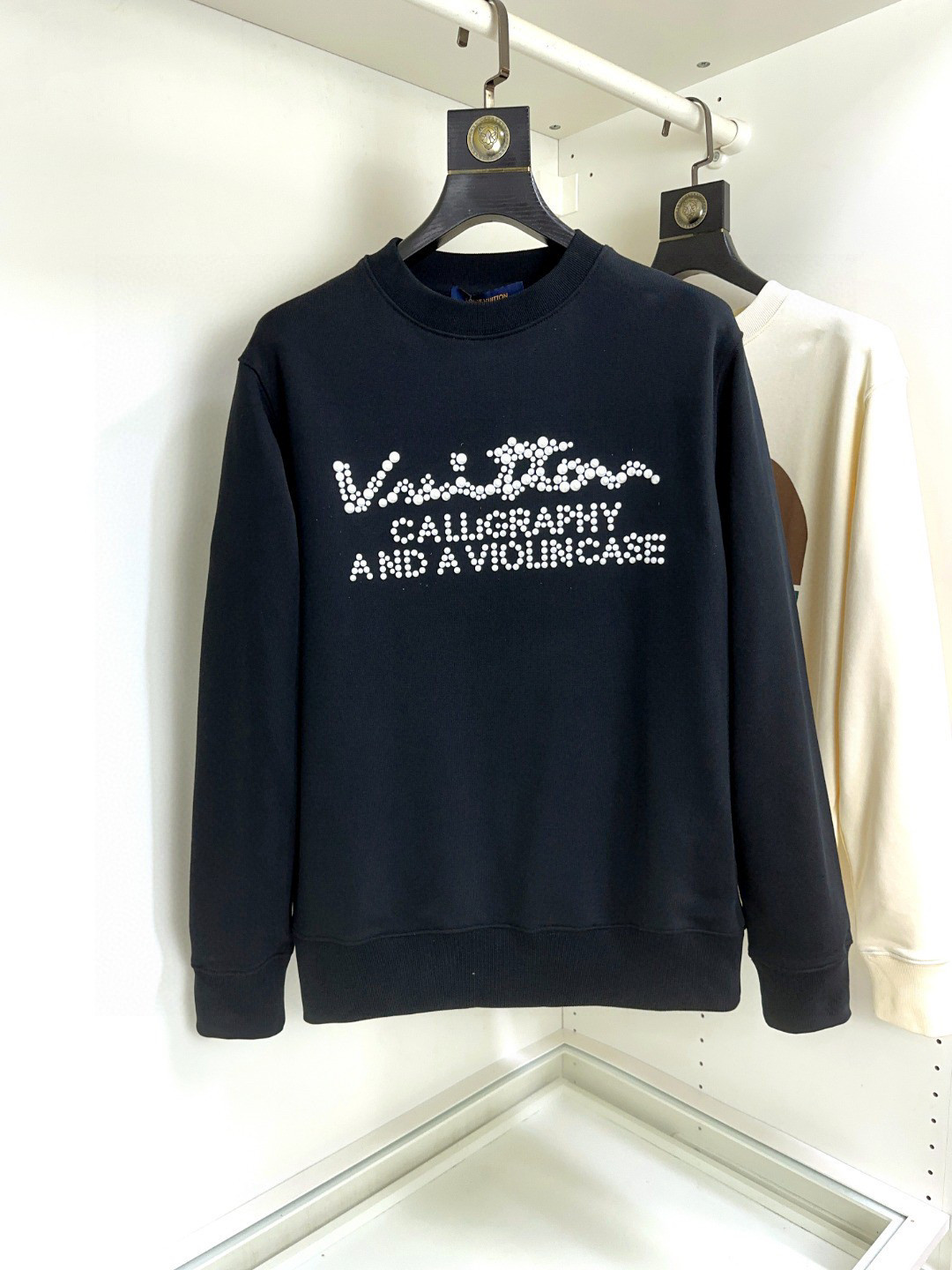 NO:116612,LV Louis Vuitton High Version S-XL Top Long Sleeve Round Neck Sweatshirt, high-end custom and versatile style, imported Italian fabrics can be easily controlled by anyone. The fabric is fully customized craftsmanship, the latest logo design of the luxurious classic brand on the chest, which is very high-end and must be entered if you understand the goods!  The style and tailoring are slim styles, which are very exquisite, showing aura and highlighting the exquisiteness of business men. This is the unique feature, the right slim fit, and the upper body effect is very good!  Size S-XL, louis vuitton,louis vuitton,hoodie,sweatshirts,alexander wang19860909LV路易威登高版本S-XL顶级长袖圆领卫衣 高级定制百搭款,意大利进口面料任何人都可以轻松驾驭 面料全订制工艺 胸前奢华经典品牌最新logo设计,非常显档次懂货的必须入！版型剪裁属于修身款 非常精致,显气场,又会凸显商务男士的精致,这就是独到之处,恰到好处的修身,上身效果非常赞！尺码S-XL,,louis vuitton,louis vuitton,hoodie,sweatshirts,alexander wang,Men's clothing