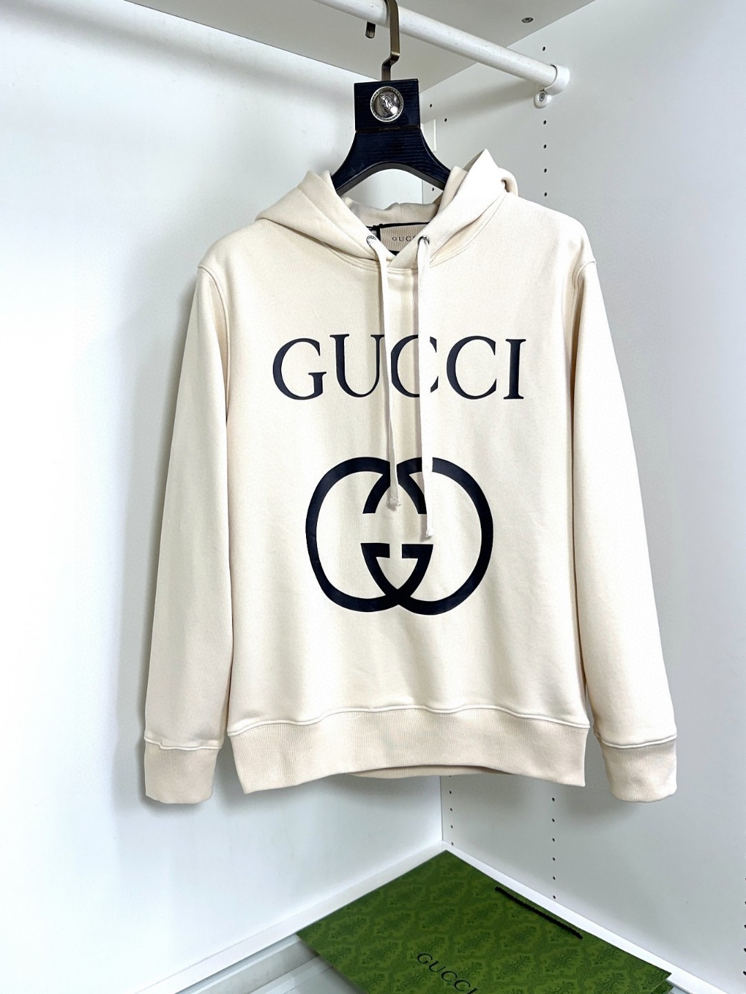 NO:116616,GUCCI Top-grade long-sleeved pullover sweatshirt high-end high-end custom versatile style, anyone can easily control imported Italian fabrics. Fully customized fabrics are fully customized. The latest logo design of the luxurious classic brand on the chest, which is very high-end and must be entered if you understand the goods!  The style and tailoring are slim styles, which are very exquisite, showing aura and highlighting the exquisiteness of business men. This is the unique feature, the right slim fit, and the upper body effect is very good!  Size S-XL, gucci, hoodie, sweatshirts, alexander wang19860909GUCCI 古奇 顶级长袖套头卫衣高版本 高级定制百搭款,意大利进口面料任何人都可以轻松驾驭 面料全订制工艺 胸前奢华经典品牌最新logo设计,非常显档次懂货的必须入！版型剪裁属于修身款 非常精致,显气场,又会凸显商务男士的精致,这就是独到之处,恰到好处的修身,上身效果非常赞！尺码S-XL,,gucci,hoodie,sweatshirts,alexander wang,Men's clothing