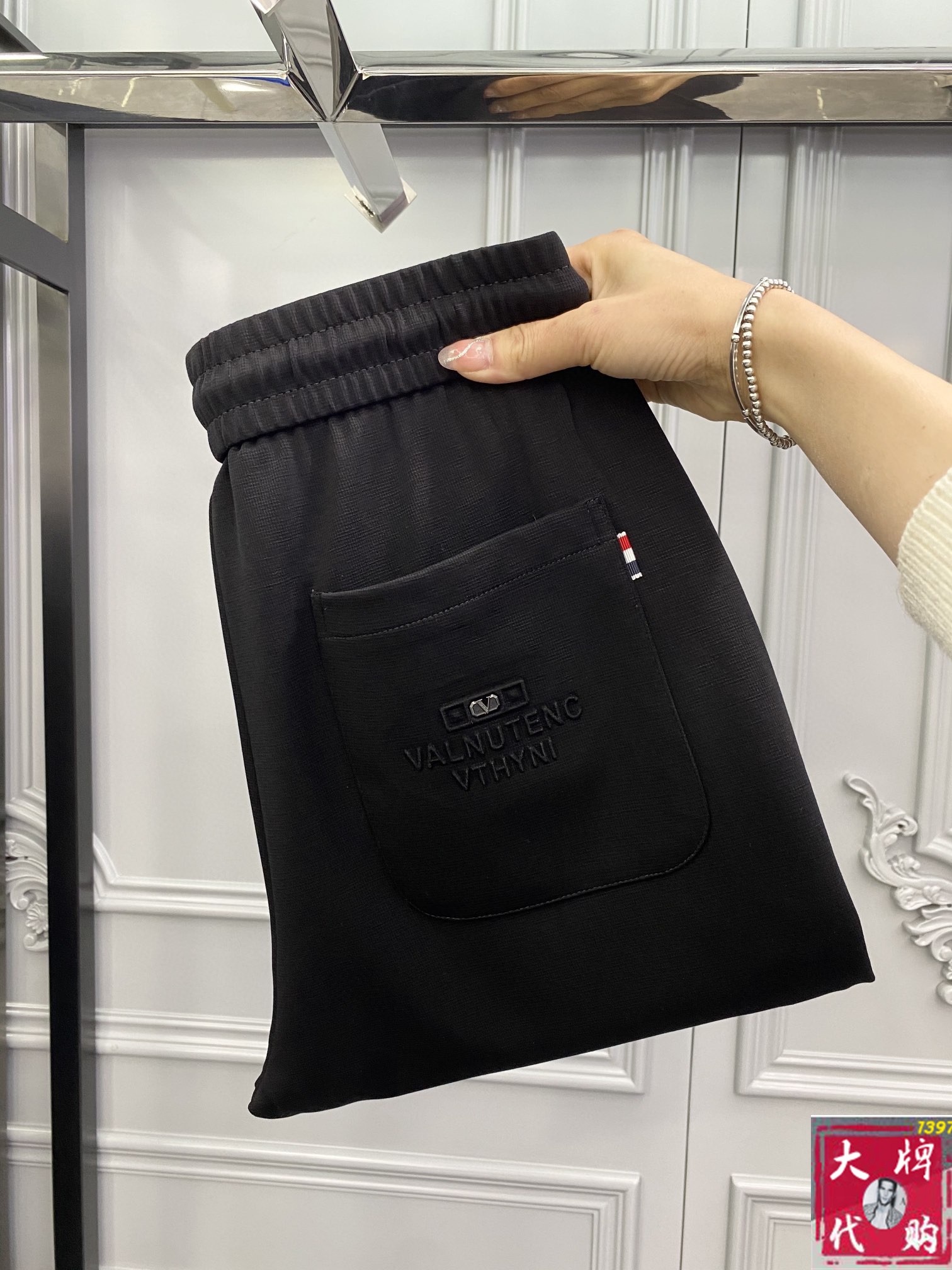 NO:116598,Valentino Top Products New casual pants!  The official website is released simultaneously. The brand's classic LOGO casual pants, customized fabric, excellent comfort, strong hand touch. Very high recognition, perfect quality craftsmanship. Size 29-36, valentino, alexander wang19860909华伦天奴 顶级货品 新款休闲裤！官网同步发售.品牌经典LOGO休闲裤 ,定制面料,舒适度极好,手触感强烈.辨识度极高,完美品相工艺. 尺码29-36,,valentino,alexander wang,Men's clothing