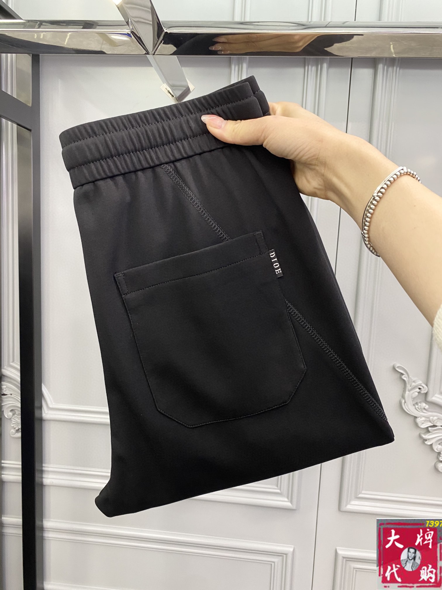 NO:116602,Dior Top Products New casual pants!  The official website is released simultaneously. The brand's classic LOGO casual pants, customized fabric, excellent comfort, strong hand touch. Very high recognition, perfect quality craftsmanship. Size 29-36,,dior,alexander wang19860909迪奥 顶级货品 新款休闲裤！官网同步发售.品牌经典LOGO休闲裤 ,定制面料,舒适度极好,手触感强烈.辨识度极高,完美品相工艺. 尺码29-36,,dior,alexander wang,Men's clothing