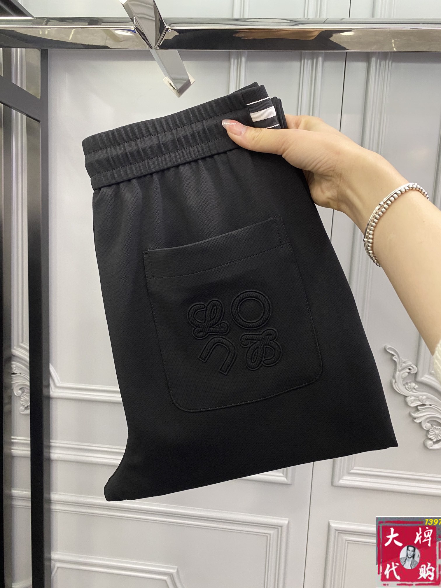 NO:116604,Luo Yiwei Top-notch products New casual pants!  The official website is released simultaneously. The brand's classic LOGO casual pants, customized fabric, excellent comfort, strong hand touch. Very high recognition, perfect quality craftsmanship. Size 29-36,,loewe,alexander wang19860909罗意威 顶级货品 新款休闲裤！官网同步发售.品牌经典LOGO休闲裤 ,定制面料,舒适度极好,手触感强烈.辨识度极高,完美品相工艺. 尺码29-36,,loewe,alexander wang,Men's clothing