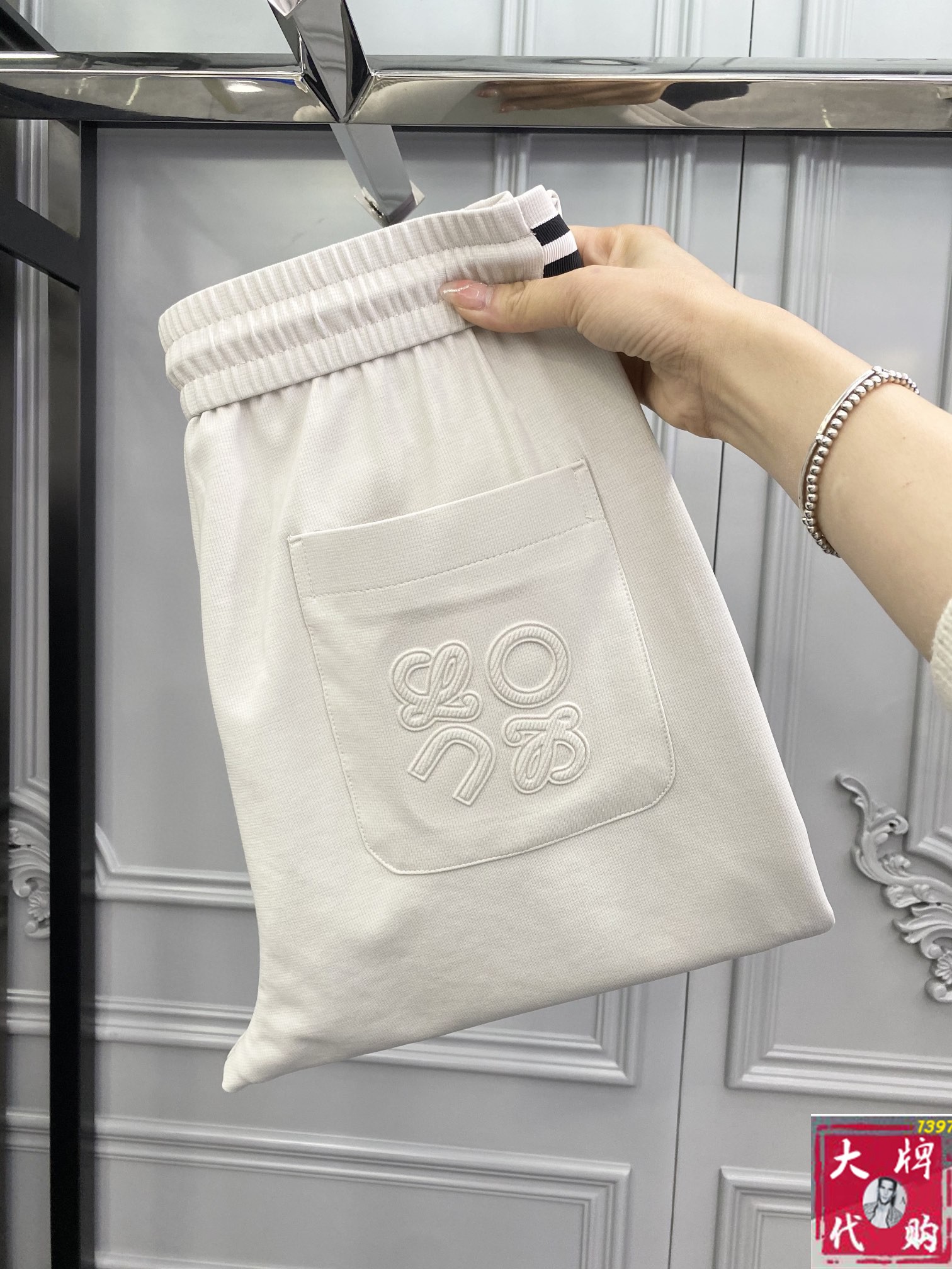 NO:116606,Luo Yiwei Top-notch products New casual pants!  The official website is released simultaneously. The brand's classic LOGO casual pants, customized fabric, excellent comfort, strong hand touch. Very high recognition, perfect quality craftsmanship. Size 29-36,,loewe,alexander wang19860909罗意威 顶级货品 新款休闲裤！官网同步发售.品牌经典LOGO休闲裤 ,定制面料,舒适度极好,手触感强烈.辨识度极高,完美品相工艺. 尺码29-36,,loewe,alexander wang,Men's clothing