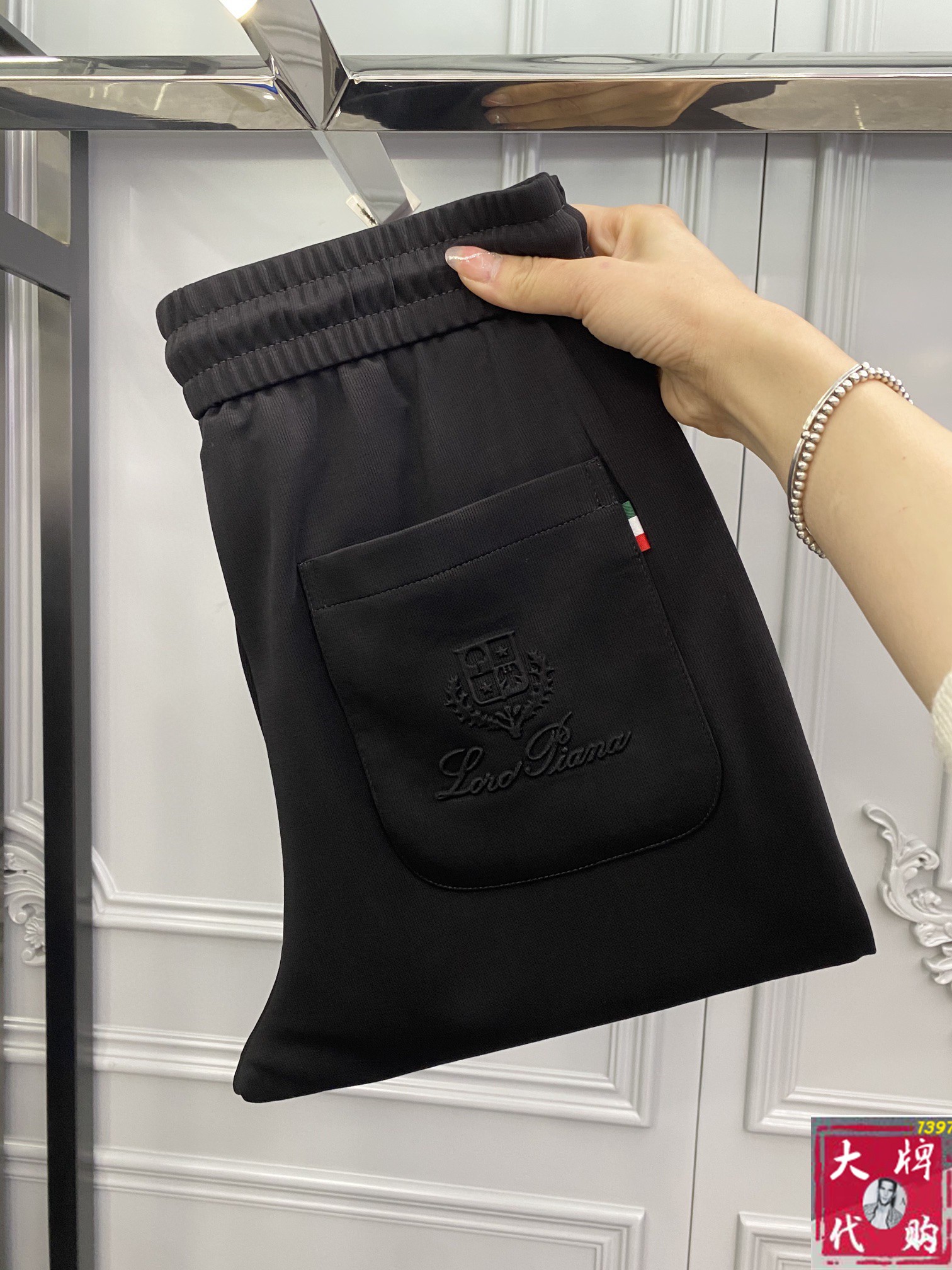 NO:116608,LP Top Product New casual pants!  The official website is released simultaneously. The brand's classic LOGO casual pants, customized fabric, excellent comfort, strong hand touch. Very high recognition, perfect quality craftsmanship. Size 29-36,,loro piana,alexander wang19860909LP 顶级货品 新款休闲裤！官网同步发售.品牌经典LOGO休闲裤 ,定制面料,舒适度极好,手触感强烈.辨识度极高,完美品相工艺. 尺码29-36,,loro piana,alexander wang,Men's clothing