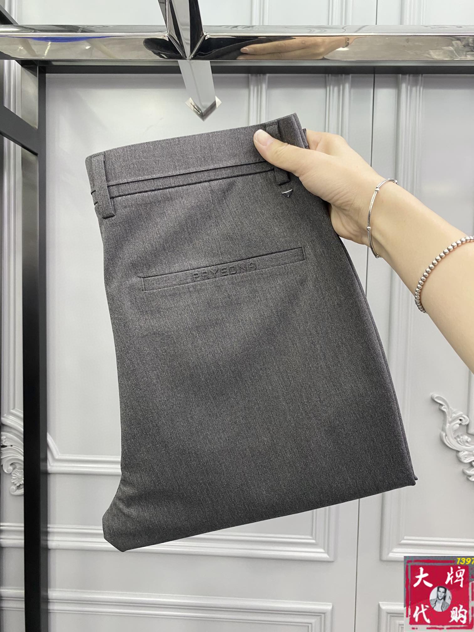 NO:116610,Armani Top items New casual pants!  The official website is released simultaneously. The brand's classic LOGO casual pants, customized fabric, excellent comfort, strong hand touch. Very high recognition, perfect quality craftsmanship. Size 29-36,,armani,alexander wang19860909阿玛尼 顶级货品 新款休闲裤！官网同步发售.品牌经典LOGO休闲裤 ,定制面料,舒适度极好,手触感强烈.辨识度极高,完美品相工艺. 尺码29-36,,armani,alexander wang,Men's clothing