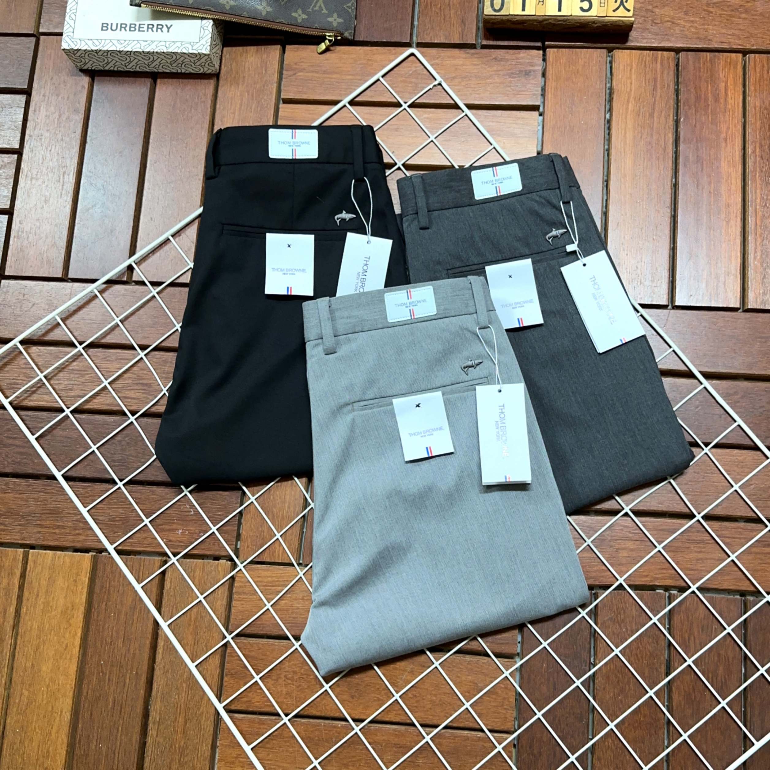 NO:116619,TB Tom Bran New style and new products available in counters. The original 1:1 product for physical store top casual pants, suitable for all ages. The highest version of the imported European fabric in the market. It is comfortable, soft and skin-friendly, and the upper body effect is super fashionable and versatile, straight and stylish, a must-have for the wardrobe!  Suitable for any occasion Size 29-40, alexander wang19860909TB汤姆布兰 新款新品 专柜有售 实体店极品休闲裤专柜原版1:1好货,适合各个年龄段.市场最高版本的欧洲进口面料.舒适柔软亲肤,上身效果超级棒时尚百搭,笔挺有型,衣橱必备！适合任何场合穿着 尺码29-40,,alexander wang,Men's clothing