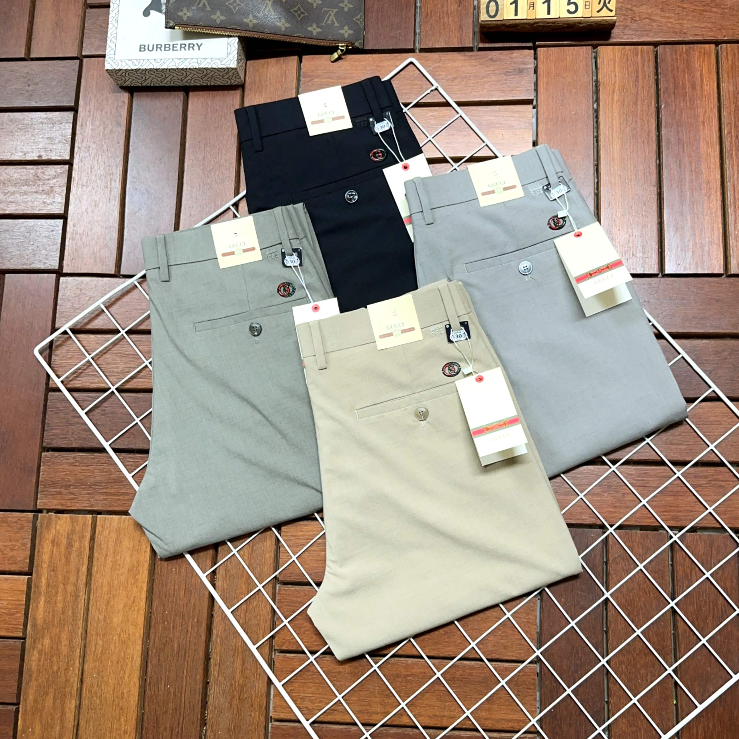 NO:116637,GUCCI new style and new products available in counters. The original 1:1 product for physical store top casual pants, suitable for all ages. The highest version of European imported fabrics is comfortable, soft and skin-friendly, with super cool and fashionable and versatile, straight and stylish, a must-have for the wardrobe!  Suitable for any occasion Size 29-40, gucci, alexander wang19860909GUCCI古奇 新款新品 专柜有售 实体店极品休闲裤专柜原版1:1好货,适合各个年龄段.市场最高版本的欧洲进口面料.舒适柔软亲肤,上身效果超级棒时尚百搭,笔挺有型,衣橱必备！适合任何场合穿着 尺码29-40,,gucci,alexander wang,Men's clothing