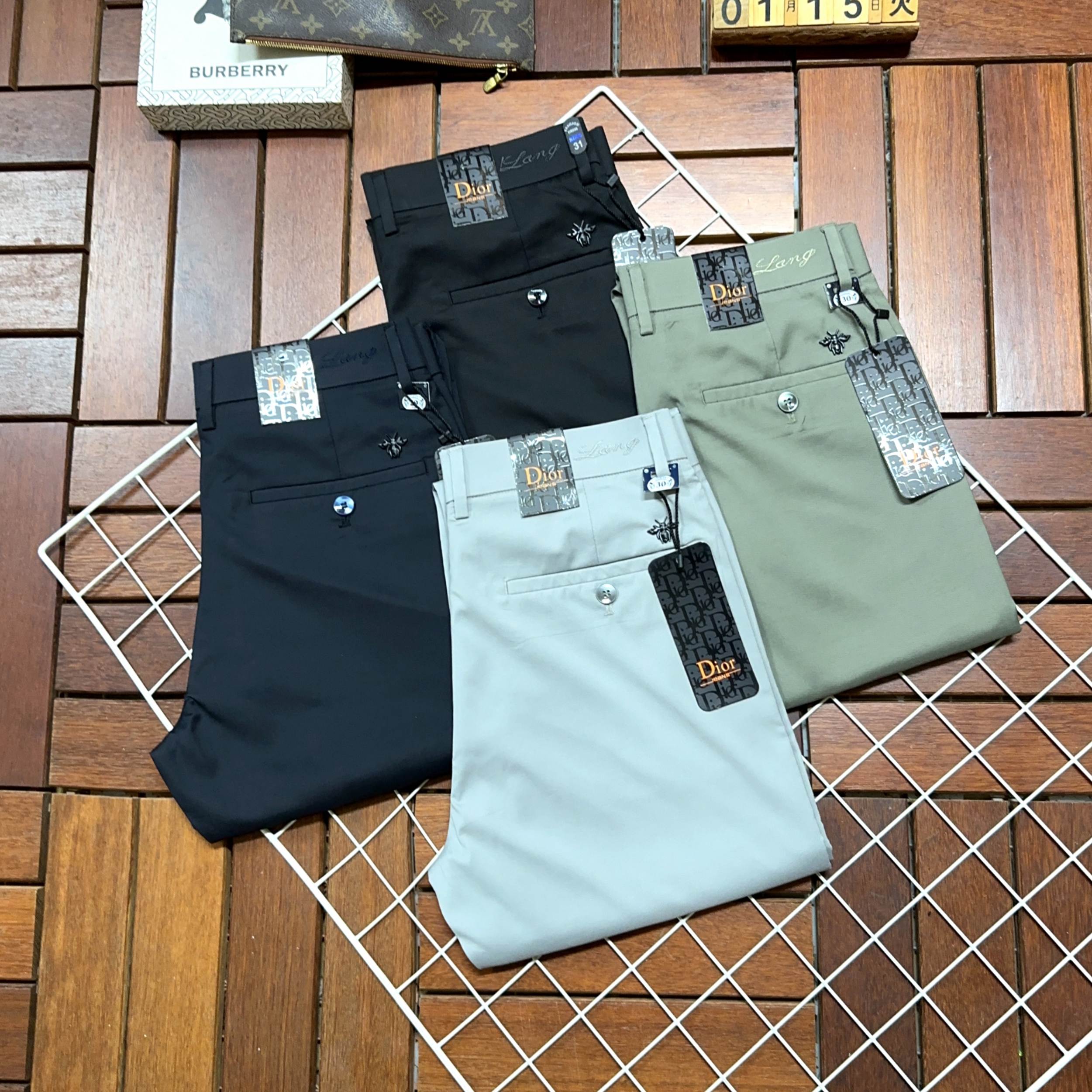 NO:116625,Dior New Style and New Products available for sale in physical stores. The original 1:1 product for the counter, suitable for all ages. The highest version of imported European fabrics in the market. They are comfortable, soft and skin-friendly. The upper body effect is super fashionable and versatile. They are straight and stylish. They are a must-have in the wardrobe!  Suitable for any occasion Size 29-40,,dior,dior,alexander wang19860909Dior迪奥 新款新品 专柜有售 实体店极品休闲裤专柜原版1:1好货,适合各个年龄段.市场最高版本的欧洲进口面料.舒适柔软亲肤,上身效果超级棒时尚百搭,笔挺有型,衣橱必备！适合任何场合穿着 尺码29-40,,dior,dior,alexander wang,Men's clothing