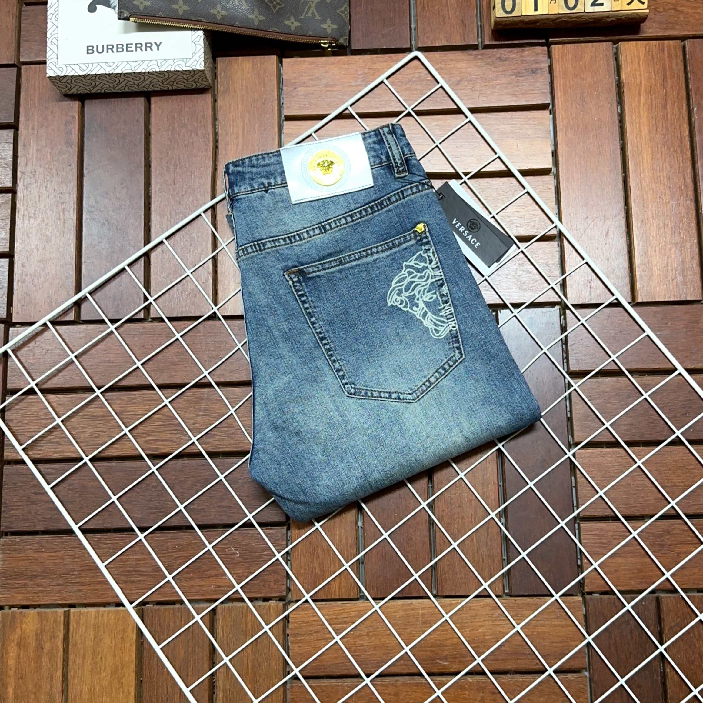 NO:116621,Versace New style and new products available for sale in counters. The original 1:1 product for physical stores, suitable for all ages. The highest version of imported European fabrics in the market. They are comfortable, soft and skin-friendly. The upper body effect is super fashionable and versatile. They are straight and stylish. They are a must-have in the wardrobe!  Suitable for any occasion Size 29-40, versace, versace, jeans, alexander wang19860909Versace范思哲 新款新品 专柜有售 实体店极品牛仔裤专柜原版1:1好货,适合各个年龄段.市场最高版本的欧洲进口面料.舒适柔软亲肤,上身效果超级棒时尚百搭,笔挺有型,衣橱必备！适合任何场合穿着 尺码29-40,,versace,versace,jeans,alexander wang,Men's clothing