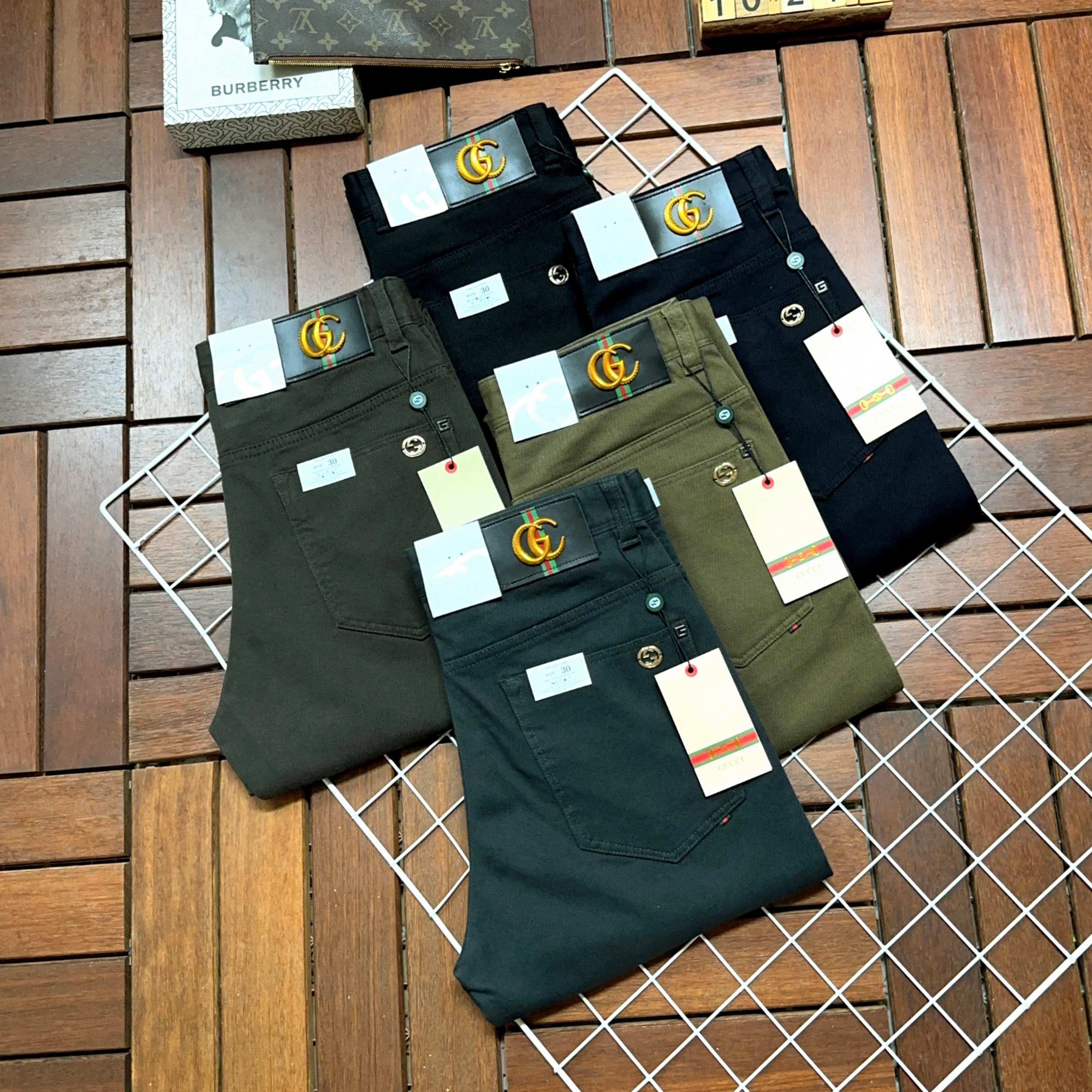 NO:116631,GUCCI new style and new products available in counters. The original 1:1 product for physical store top casual pants, suitable for all ages. The highest version of European imported fabrics is comfortable, soft and skin-friendly, with super cool and fashionable and versatile, straight and stylish, a must-have for the wardrobe!  Suitable for any occasion Size 29-40, gucci, alexander wang19860909GUCCI古奇 新款新品 专柜有售 实体店极品休闲裤专柜原版1:1好货,适合各个年龄段.市场最高版本的欧洲进口面料.舒适柔软亲肤,上身效果超级棒时尚百搭,笔挺有型,衣橱必备！适合任何场合穿着 尺码29-40,,gucci,alexander wang,Men's clothing