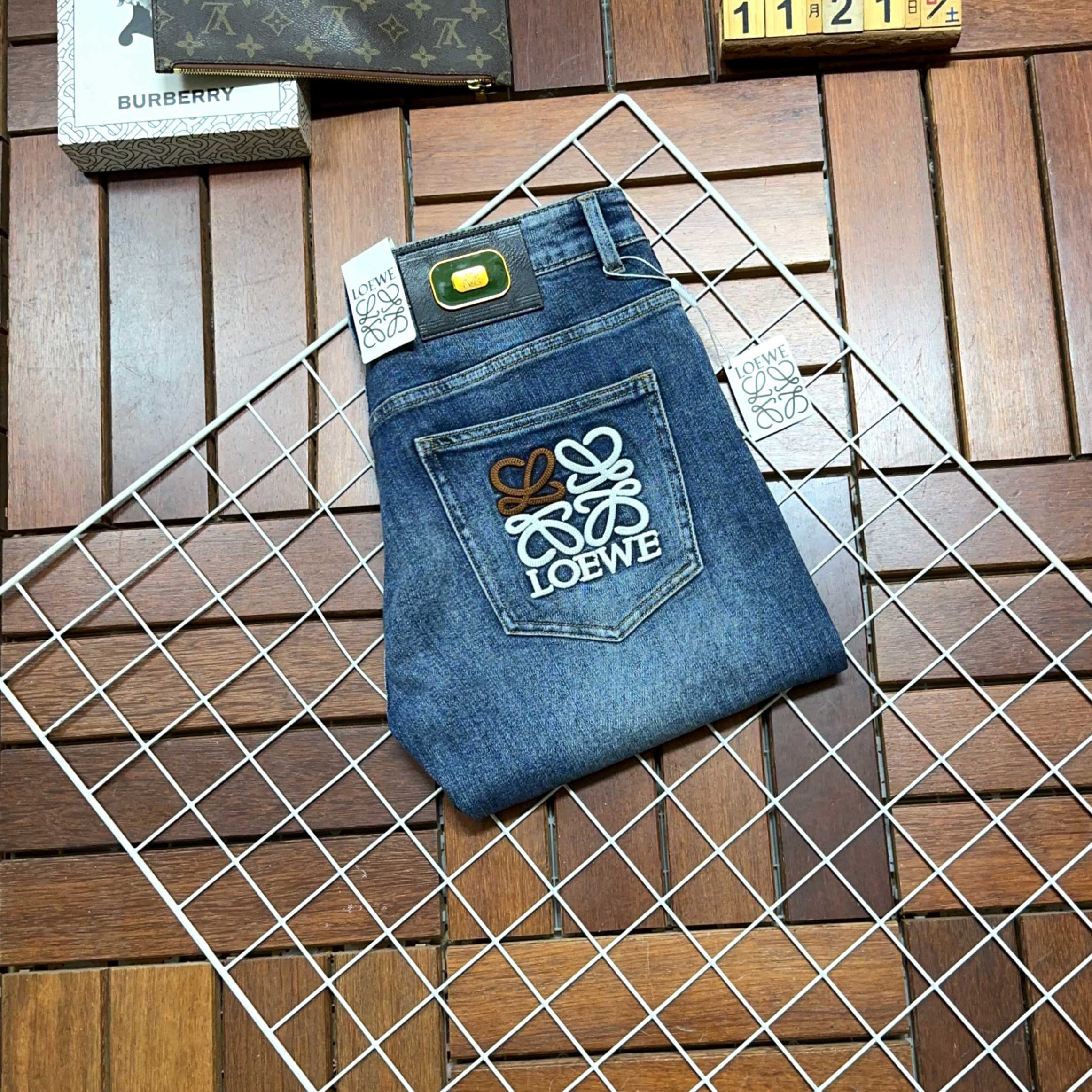 NO:116640,LOEWE New style and new products available in counters. The original 1:1 product for physical stores, suitable for all ages and the highest version of imported European fabrics. It is comfortable, soft and skin-friendly, with super cool and fashionable and versatile, straight and stylish, a must-have for the wardrobe!  Suitable for any occasion Size 29-40, loewe, loewe, jeans, alexander wang19860909LOEWE罗意威 新款新品 专柜有售 实体店极品牛仔裤专柜原版1:1好货,适合各个年龄段.市场最高版本的欧洲进口面料.舒适柔软亲肤,上身效果超级棒时尚百搭,笔挺有型,衣橱必备！适合任何场合穿着 尺码29-40,,loewe,loewe,jeans,alexander wang,Men's clothing