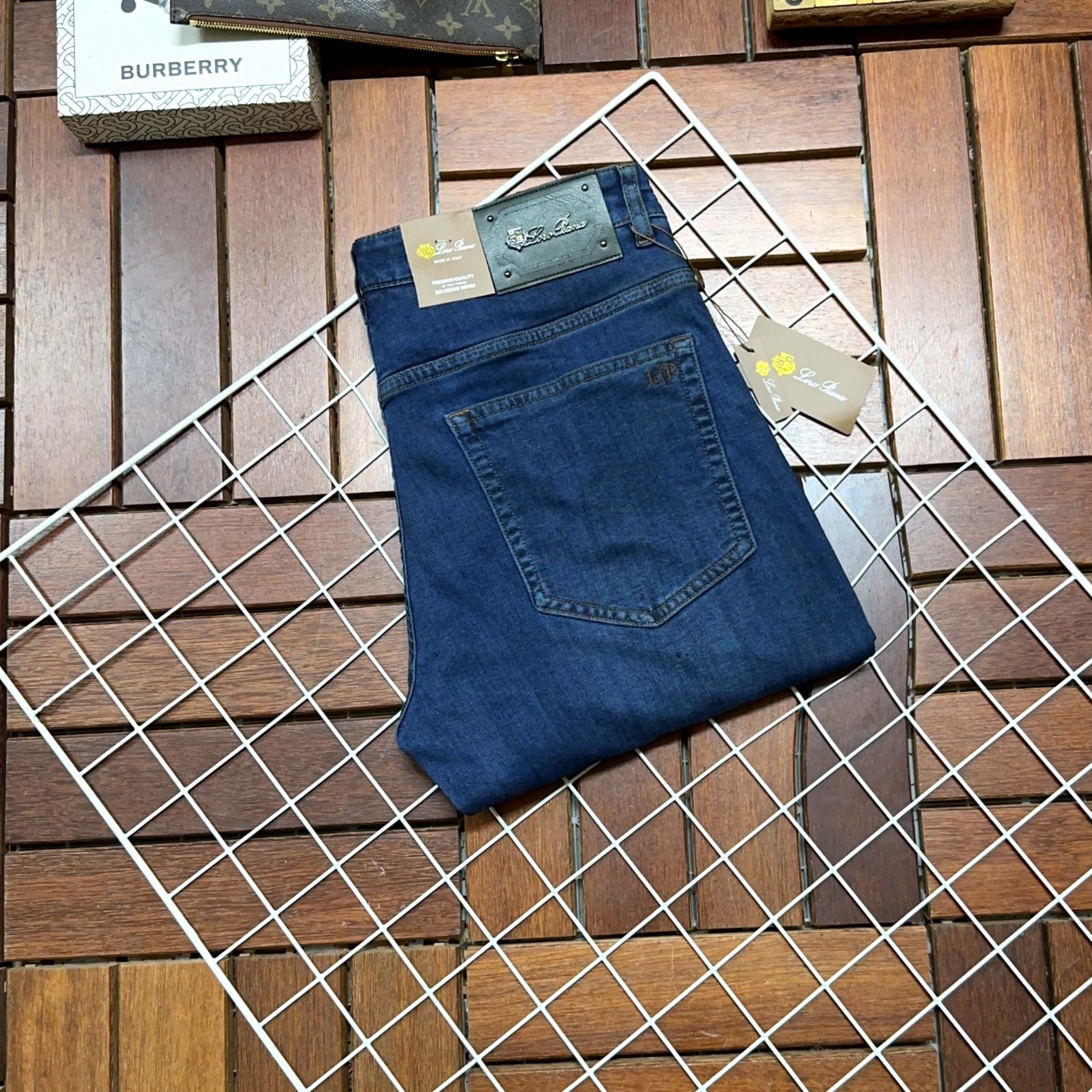 NO:116628,LP new style and new products available for sale in counters. The original 1:1 product for physical stores, suitable for all ages and the highest version of imported European fabrics. They are comfortable, soft and skin-friendly, with super cool and fashionable and versatile, straight and stylish, a must-have for the wardrobe!  Suitable for any occasion Size 29-40, loro piana, jeans, alexander wang19860909LP 新款新品 专柜有售 实体店极品牛仔裤专柜原版1:1好货,适合各个年龄段.市场最高版本的欧洲进口面料.舒适柔软亲肤,上身效果超级棒时尚百搭,笔挺有型,衣橱必备！适合任何场合穿着 尺码29-40,,loro piana,jeans,alexander wang,Men's clothing