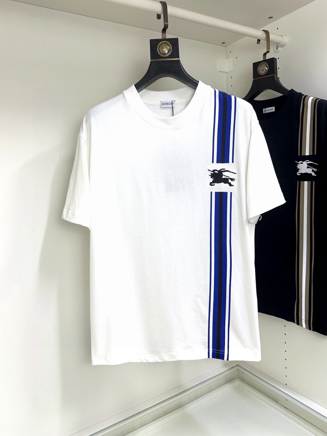 NO:126292,Burberry, Fat Brother Gospel can wear up to 200 kilograms, top-quality round neck, casual short-sleeved high-end custom versatile style, anyone can easily control the fabric, full customization and craftsmanship, the latest logo design of the luxurious classic brand on the chest, very high-end, those who understand goods must enter!  The style and tailoring are slim styles, which are very exquisite, showing aura and highlighting the exquisiteness of business men. This is the unique feature, the right slim fit, and the upper body effect is very good!  Size XS-XL (counter code is equivalent to M-3XL), burberry, burberry, T-shirt, alexander wang19860909Burberry 巴宝莉 胖哥福音最大可穿200斤高版本 顶级圆领休闲短袖高级定制百搭款式 任何人都可以轻松驾驭 面料全订制工艺 胸前奢华经典品牌最新logo设计,非常显档次懂货的必须入！版型剪裁属于修身款 非常精致,显气场,又会凸显商务男士的精致,这就是独到之处,恰到好处的修身,上身效果非常赞！尺码XS-XL（专柜码等同M-3XL）,,burberry,burberry,T-shirt,alexander wang,Men's clothing