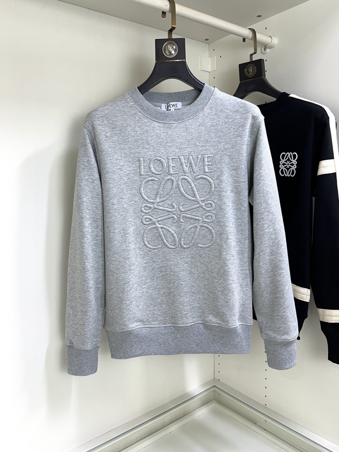 NO:119862,Loewe Top-grade long-sleeved round-neck three-dimensional embroidered sweatshirt with high-end customization and versatility, anyone can easily control imported Italian fabrics. The fabric is fully customized craftsmanship. The latest logo design of the luxurious classic brand on the chest is very high-end, and those who understand goods must enter!  The style and tailoring are slim styles, which are very exquisite, showing aura and highlighting the exquisiteness of business men. This is the unique feature, the right slim fit, and the upper body effect is very good!  Size S-XL can wear 190 catties, loewe, loewe, hoodie, sweatshirts, alexander wang19860909Loewe 罗意威 顶级长袖圆领立体刺绣卫衣高级定制百搭款,意大利进口面料任何人都可以轻松驾驭 面料全订制工艺 胸前奢华经典品牌最新logo设计,非常显档次懂货的必须入！版型剪裁属于修身款 非常精致,显气场,又会凸显商务男士的精致,这就是独到之处,恰到好处的修身,上身效果非常赞！尺码S-XL 可穿190斤,,loewe,loewe,hoodie,sweatshirts,alexander wang,Men's clothing