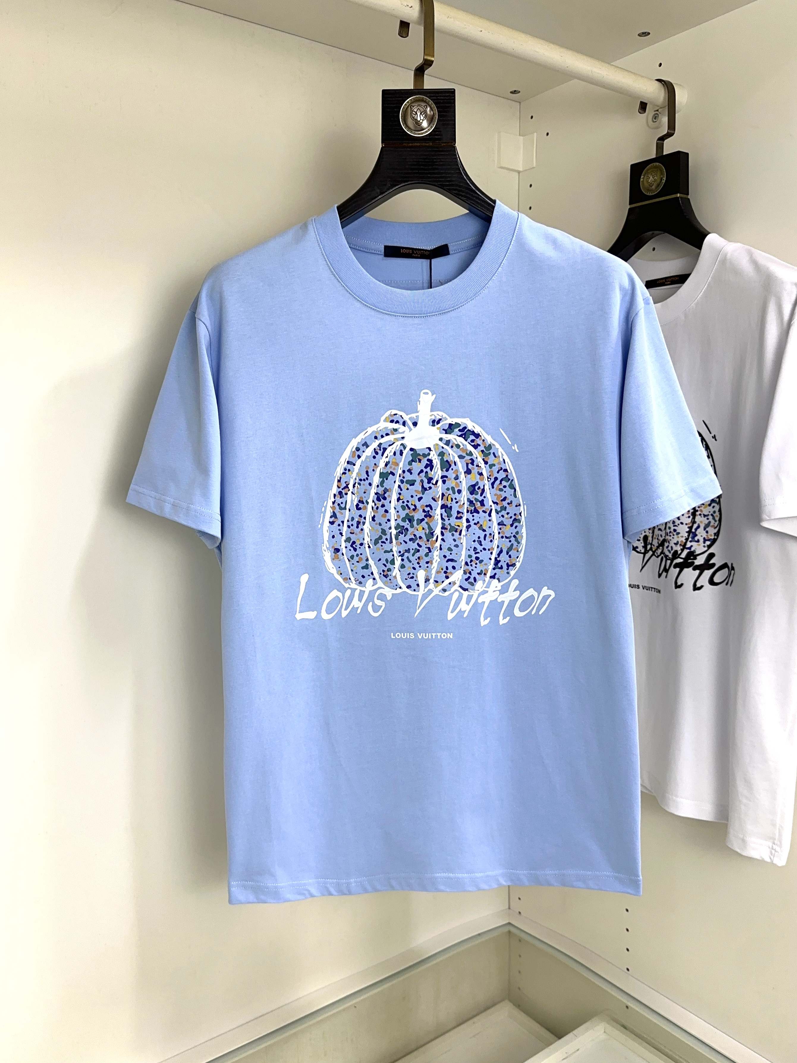  LV路易威登🔥🆕 顶级圆领休闲短袖 顶级版本 👍高级定制百搭款式 任何人都可以轻松驾驭 面料全订制工艺