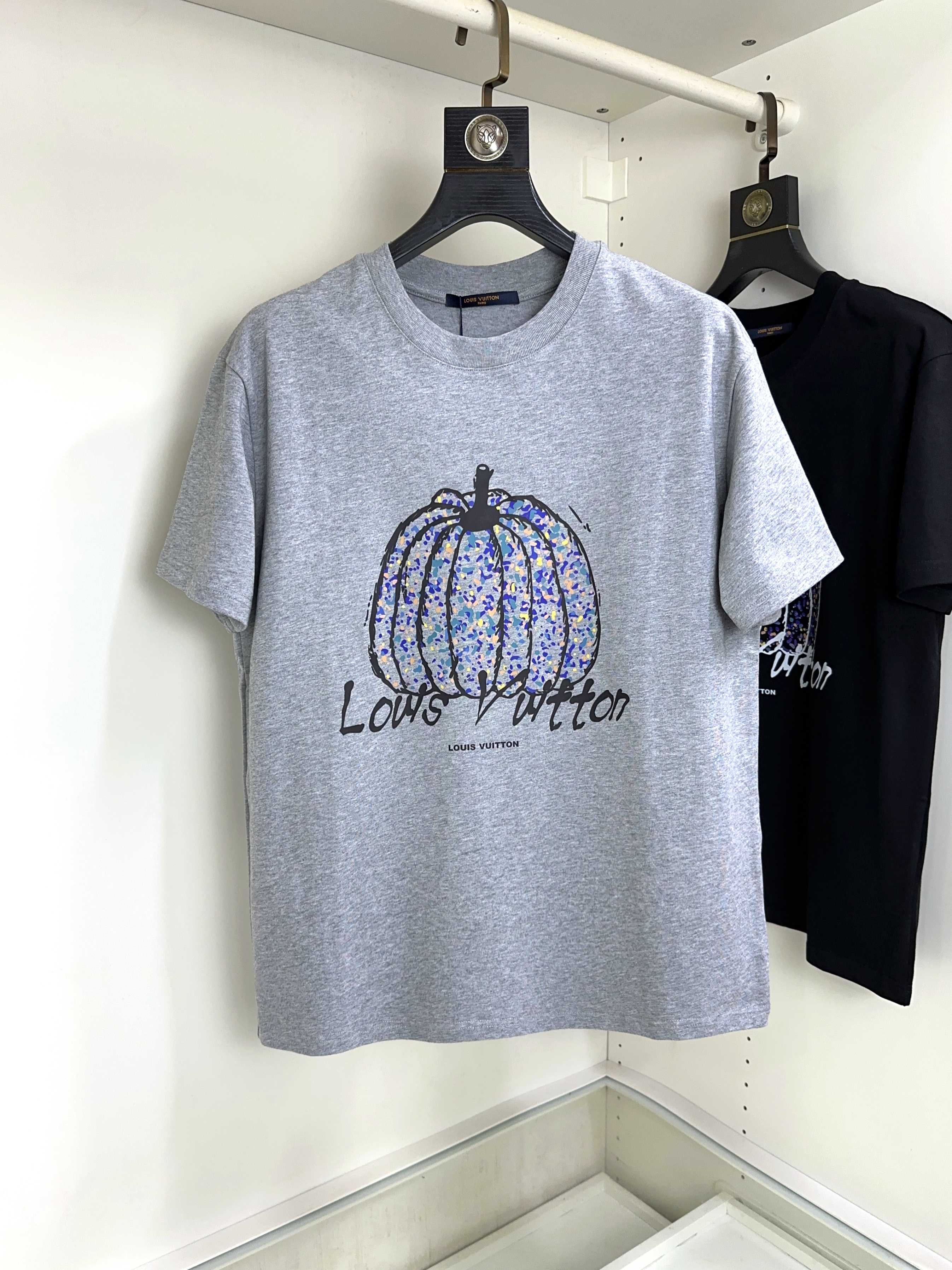 LV路易威登🔥🆕 顶级圆领休闲短袖 顶级版本 👍高级定制百搭款式 任何人都可以轻松驾驭 面料全订制工艺