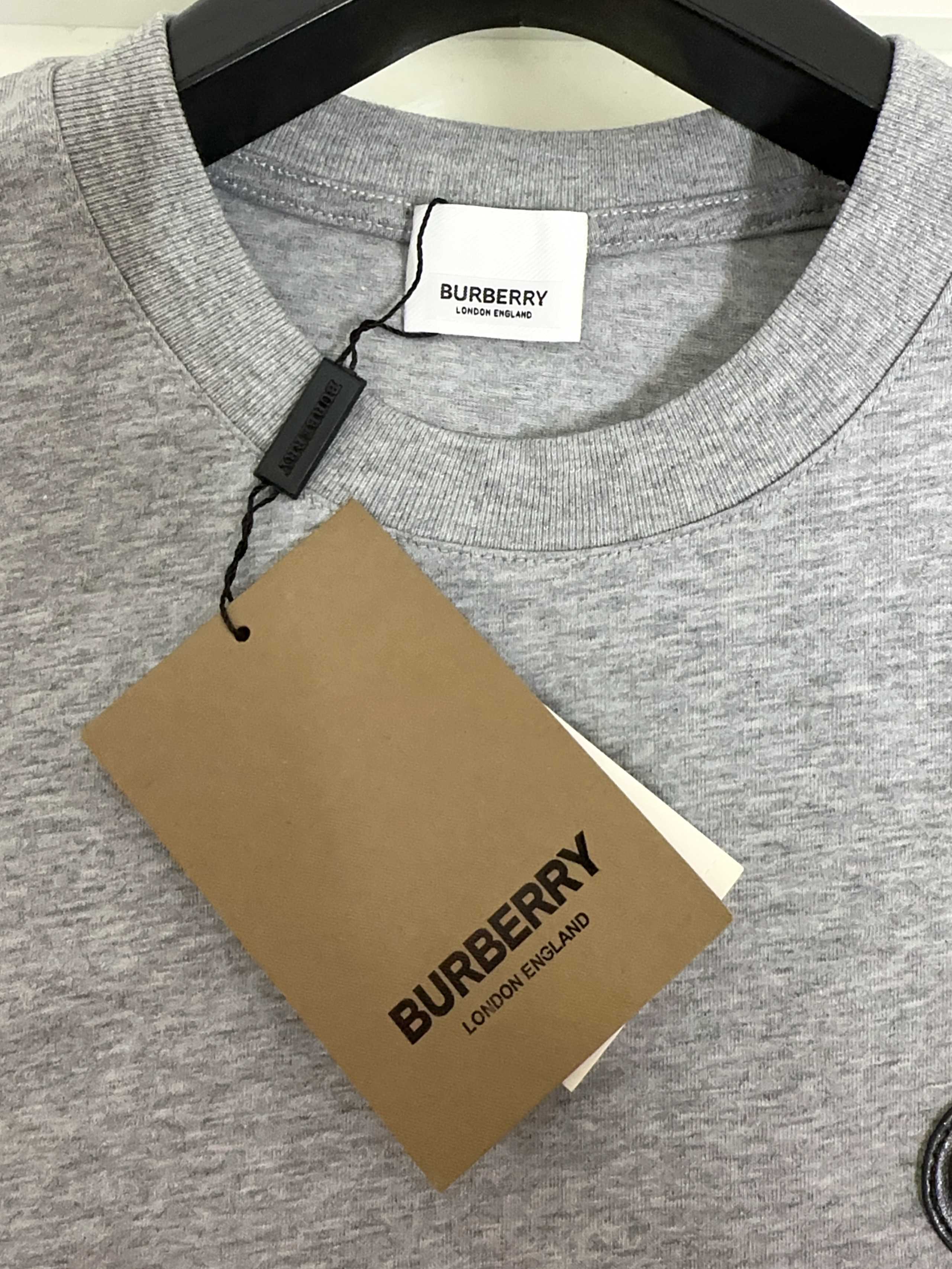  Burberry巴宝莉🔥🆕 顶级圆领休闲短袖 顶级版本 👍高级定制百搭款式 任何人都可以轻松驾驭 面料