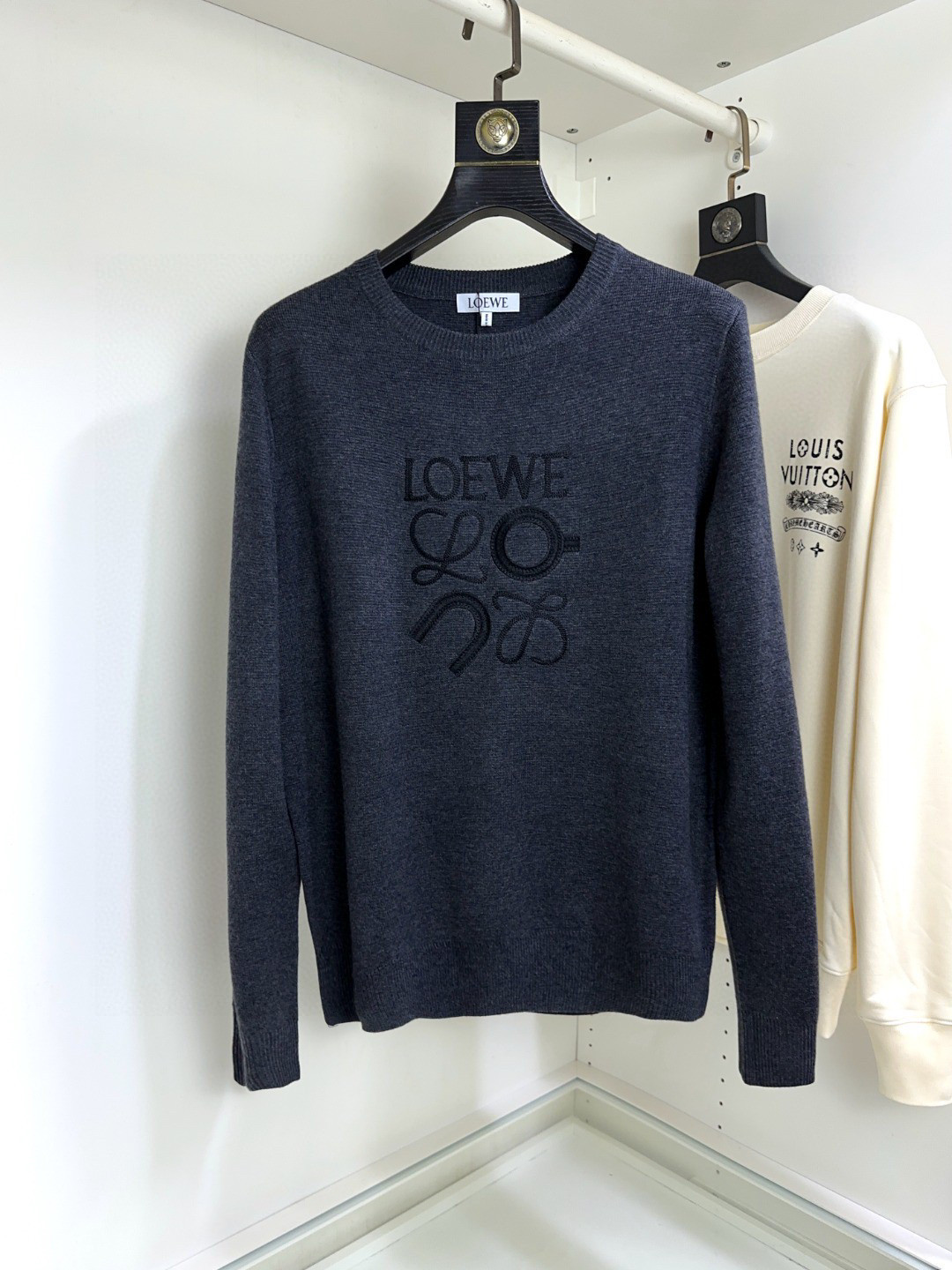  🐮 Loewe 罗意威 🔥🆕顶级长袖圆领百搭毛衣 👍采用100%真羊毛混纺材质，柔顺保暖，顶尖抗起球性
