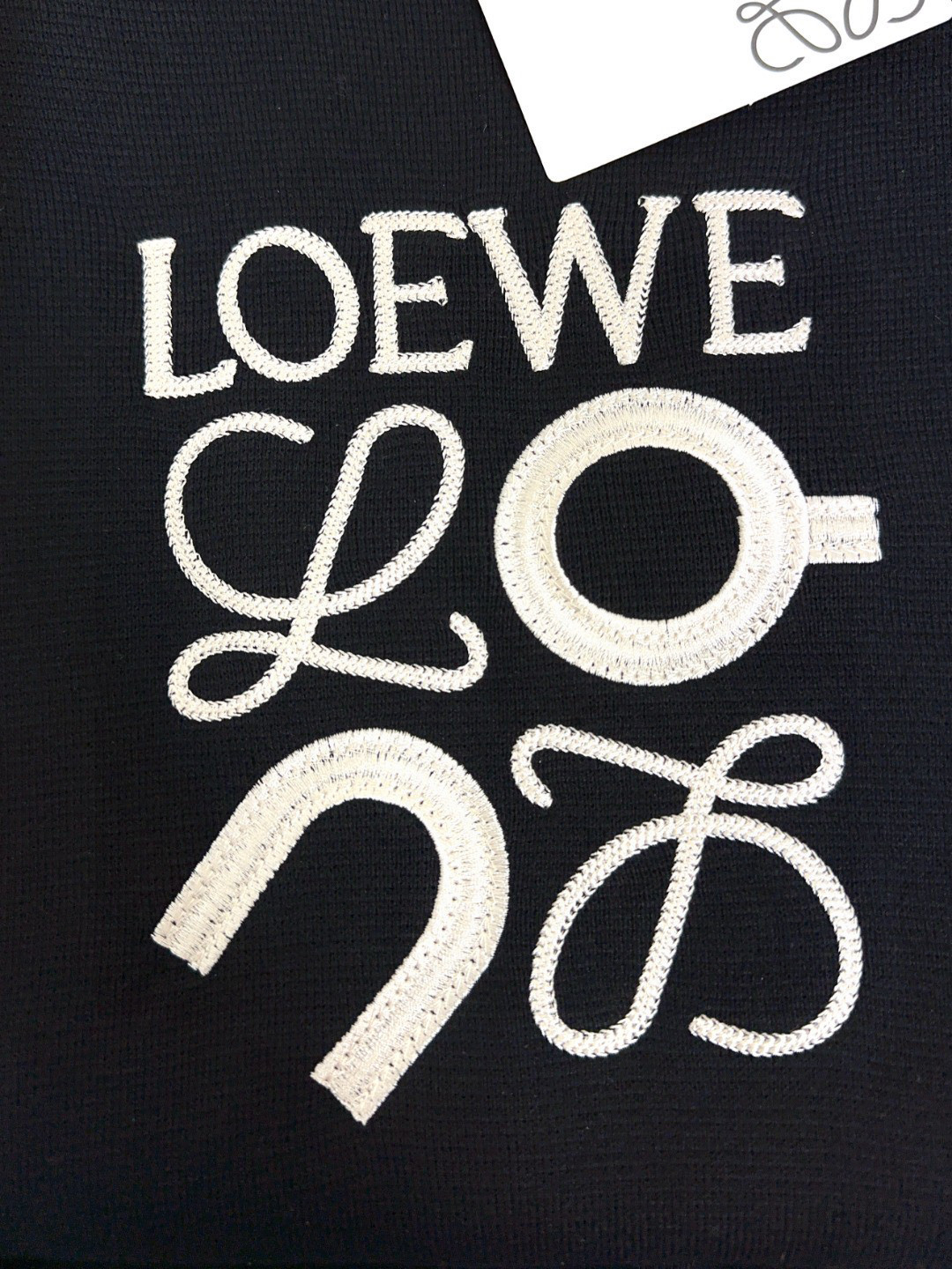 🐮 Loewe 罗意威 🔥🆕顶级长袖圆领百搭毛衣 👍采用100%真羊毛混纺材质，柔顺保暖，顶尖抗起球性