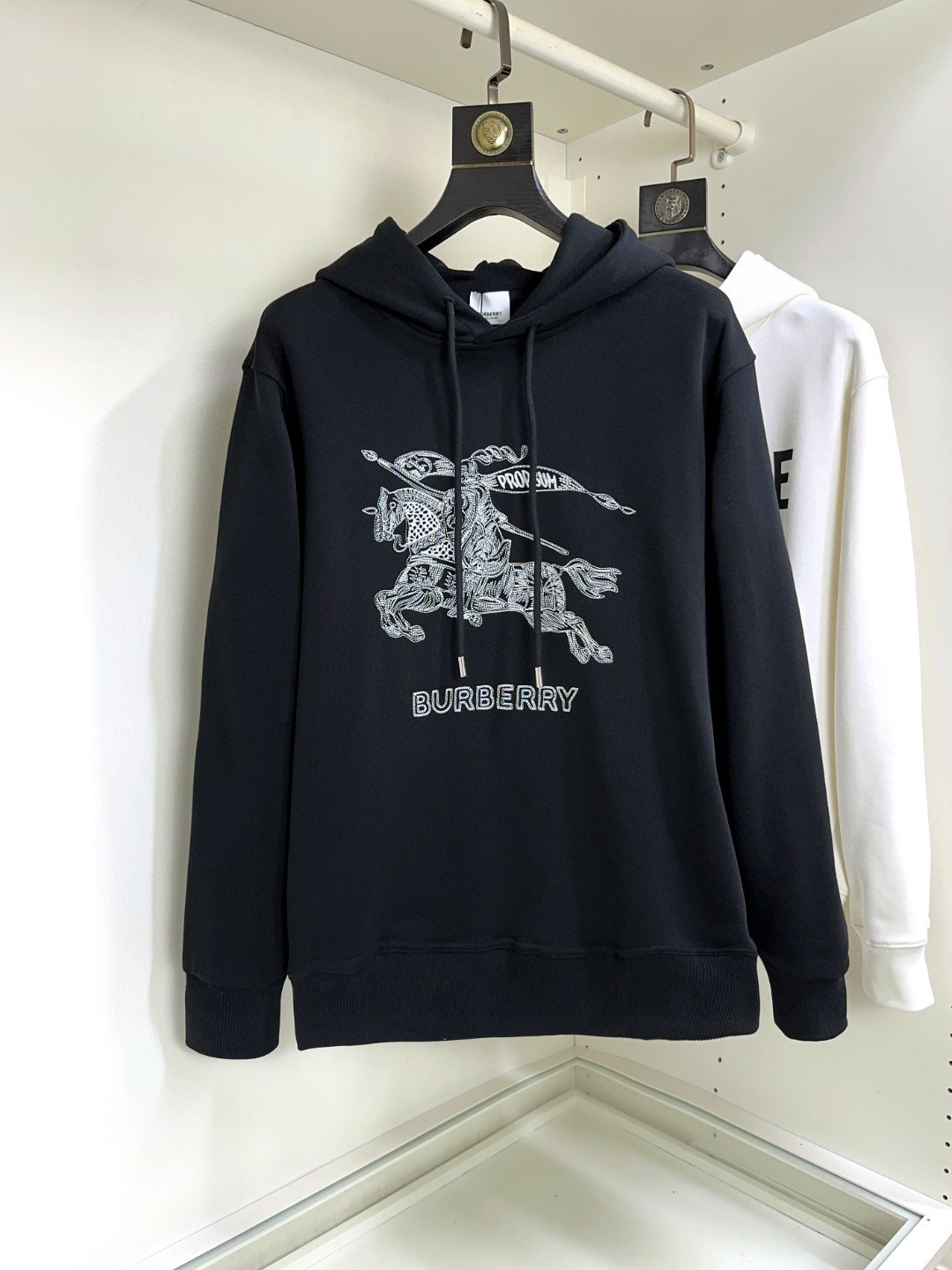  🐮 Burberry 巴宝莉 🔥 高版本 码数：S-XL 🆕 顶级长袖带帽卫衣 👍高级定制百搭款，意大