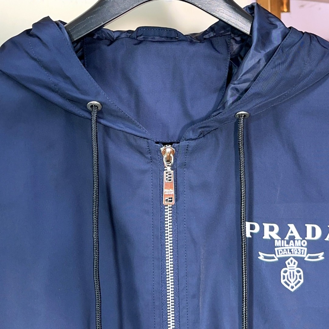  🐮 Prada 普拉达 🌹🌹秋款简约 --  夹克 外套🌹贵族高级别要求订单 高标准定制　上身非常有型