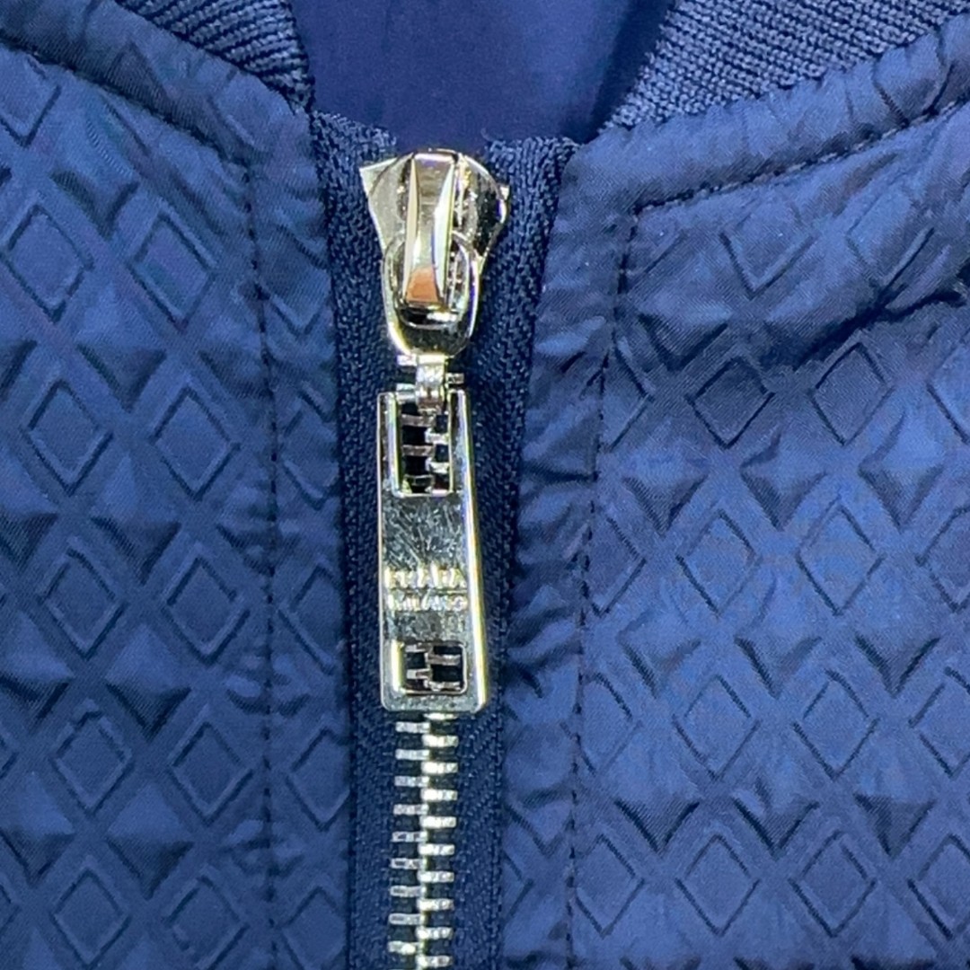  🐂 Prada 普拉达 秋冬新款爆款专柜新款休闲时尚夹克 超前卫设计风格 细腻舒适 穿着非常轻便不易起