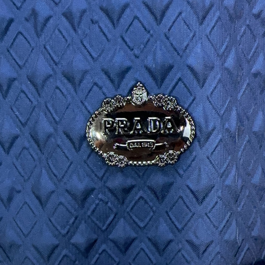  🐂 Prada 普拉达 秋冬新款爆款专柜新款休闲时尚夹克 超前卫设计风格 细腻舒适 穿着非常轻便不易起