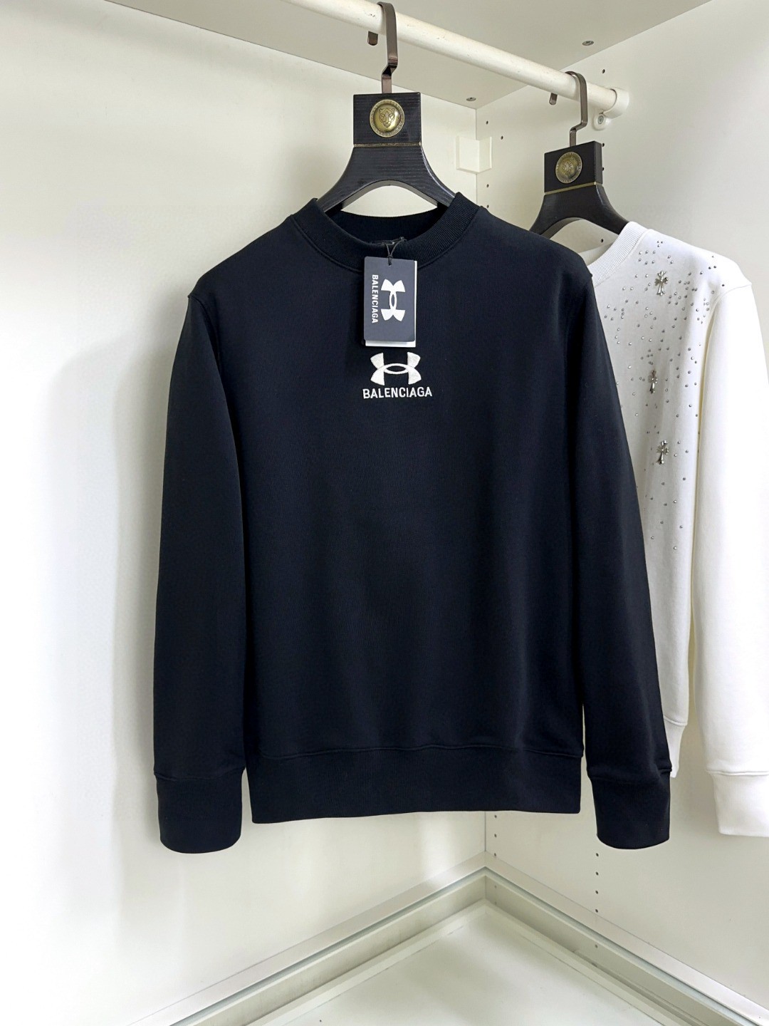 NO:136965,Balenciaga High-end S-XL Top-grade long-sleeved round-neck sweatshirt, high-end custom-made and versatile, imported Italian fabrics can easily be used by anyone. The fabric is fully customized craftsmanship, the latest logo design of the luxurious classic brand on the chest, which is very high-end and must be entered if you understand the goods!  The style and tailoring are slim styles, which are very exquisite, showing aura and highlighting the exquisiteness of business men. This is the unique feature, the right slim fit, and the upper body effect is very good!  ,balenciaga,balenciaga,hoodie,sweatshirts,alexander wang19860909Balenciaga 巴黎世家 高版本 码数S-XL 顶级长袖圆领卫衣 高级定制百搭款,意大利进口面料任何人都可以轻松驾驭 面料全订制工艺 胸前奢华经典品牌最新logo设计,非常显档次懂货的必须入！版型剪裁属于修身款 非常精致,显气场,又会凸显商务男士的精致,这就是独到之处,恰到好处的修身,上身效果非常赞！,,balenciaga,balenciaga,hoodie,sweatshirts,alexander wang,Men's clothing